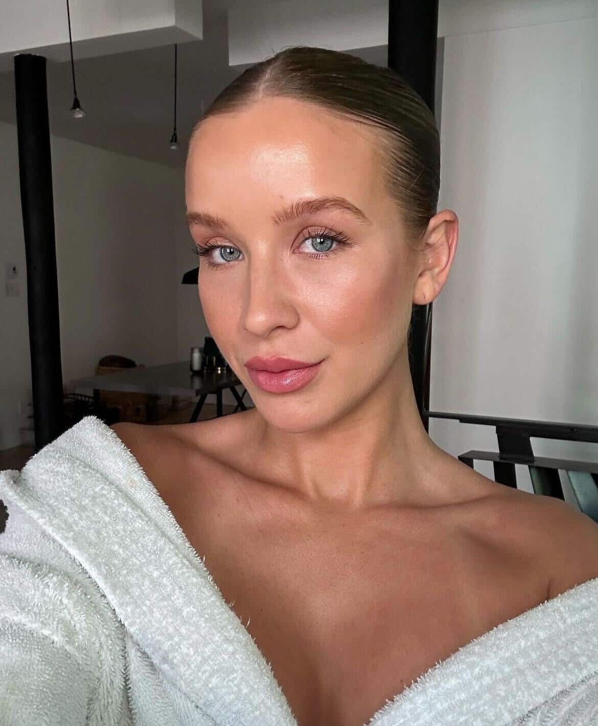 Emy-Jade Greaves pose telle une poupée Barbie