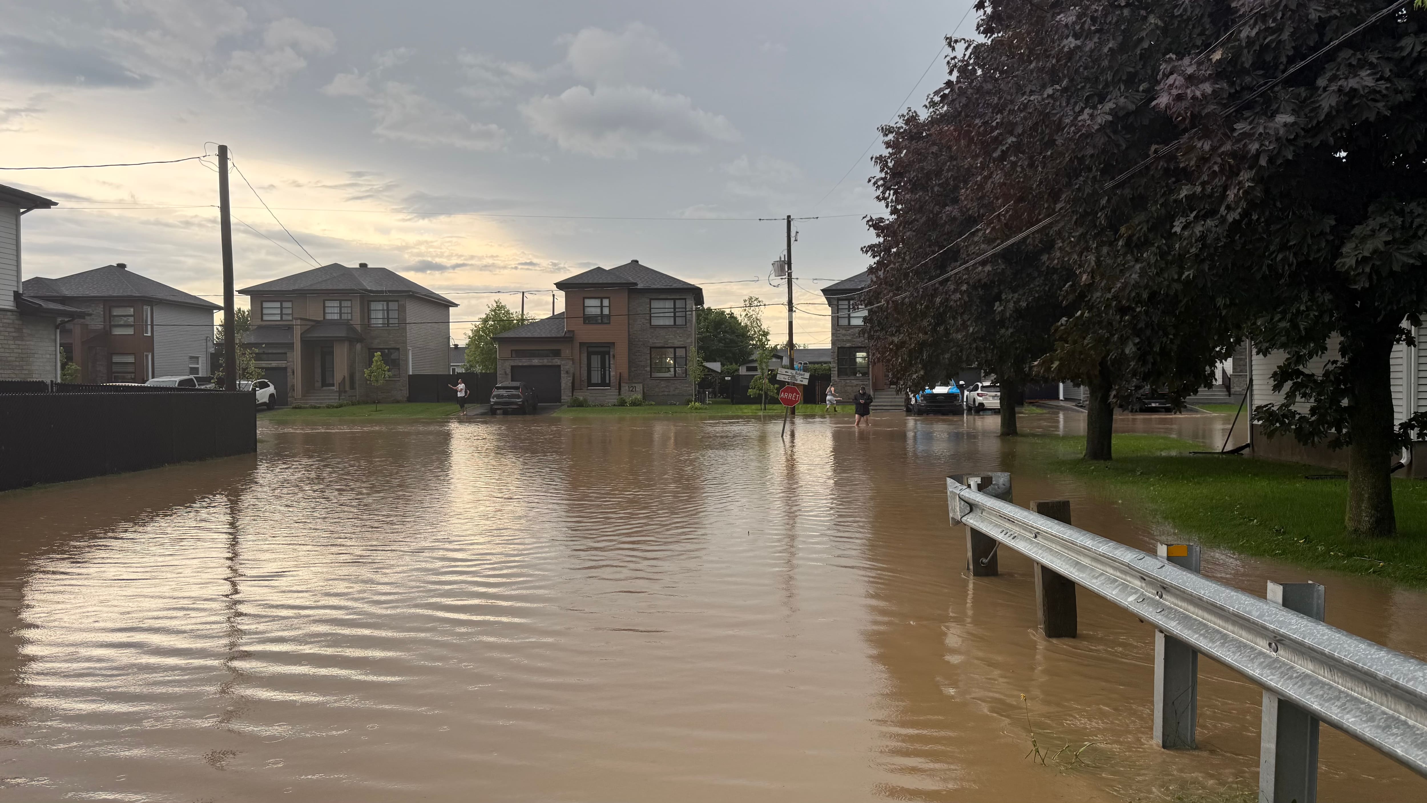 Une inondation dans un quartier de Saint-Mathieu, en Montérégie, le 20 juin 2026.