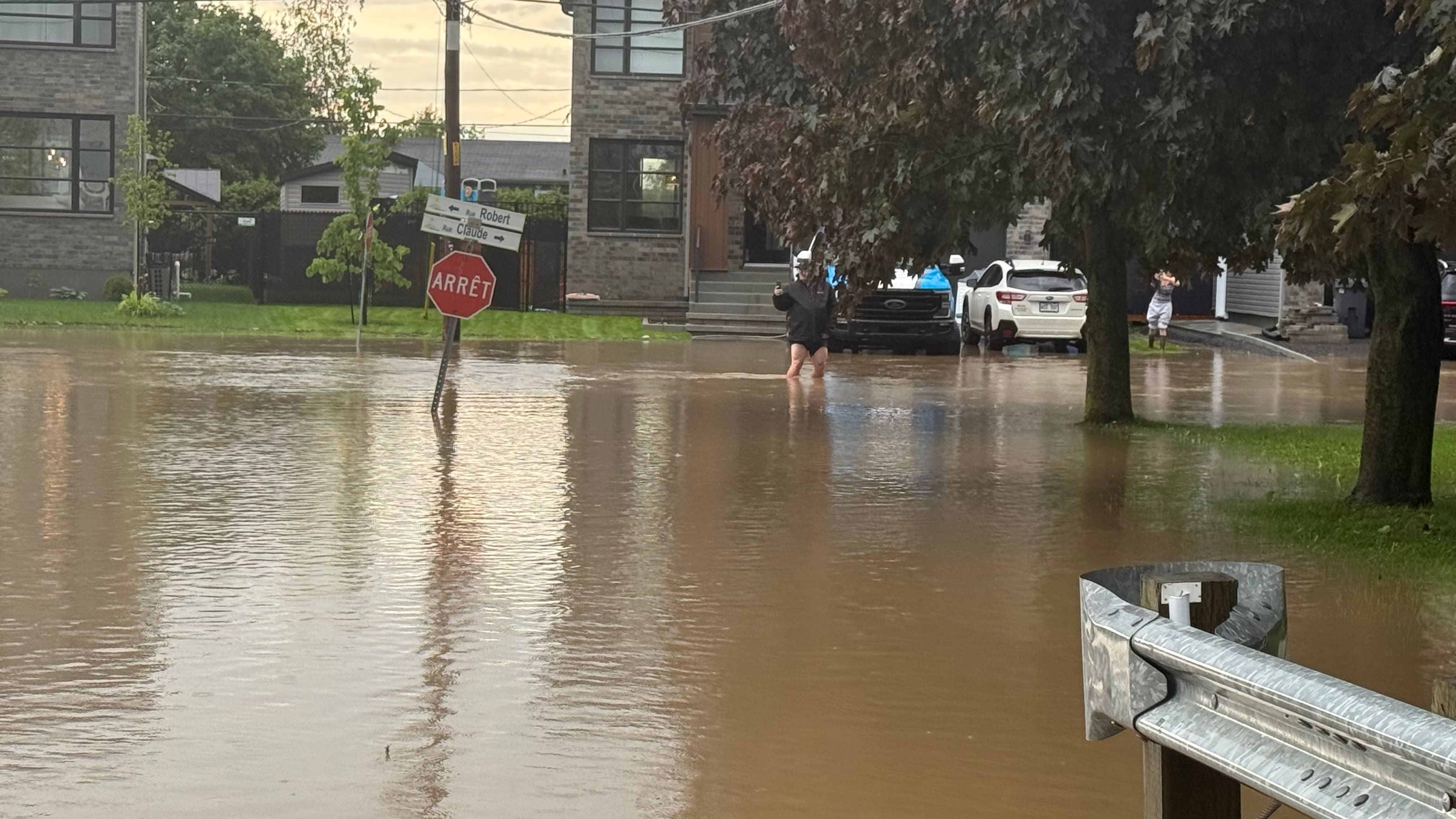 Une inondation dans un quartier de Saint-Mathieu, en Montérégie, le 20 juin 2026.
