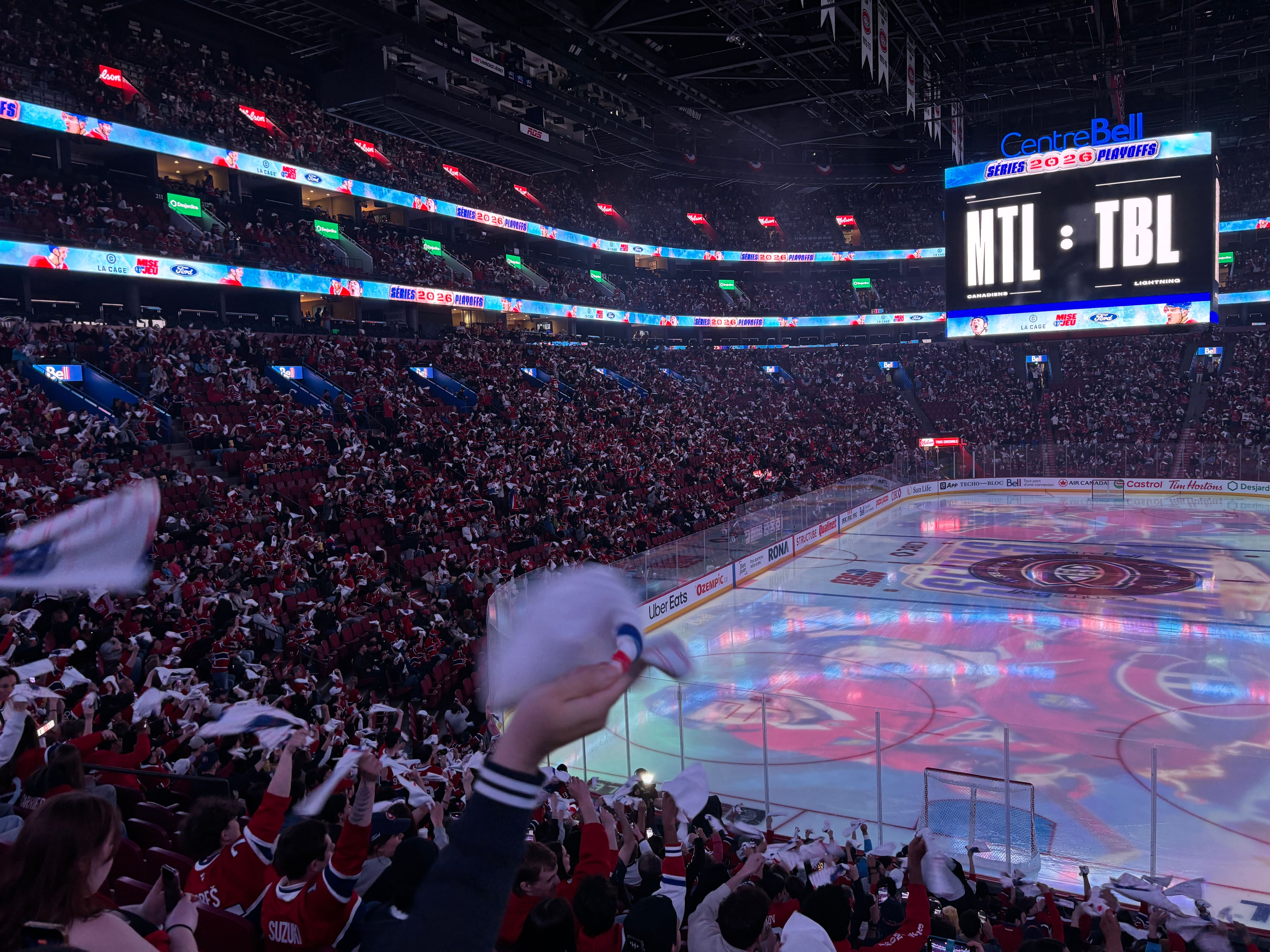 «C’est super stressant»: des milliers de partisans rassemblés au Centre Bell pour regarder le match numéro 7