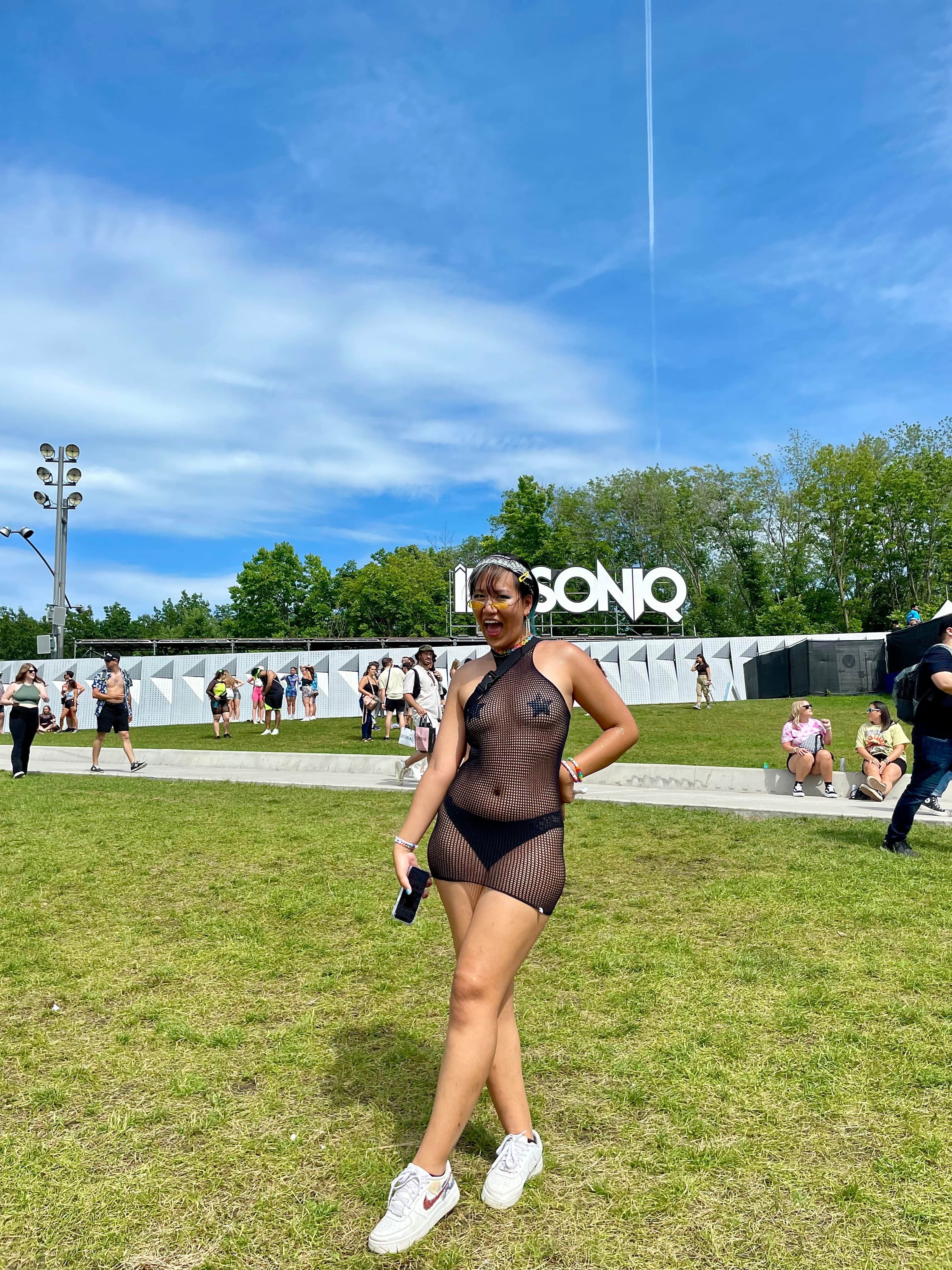 Les looks sexy des festivaliers aperçus à ÎleSoniq