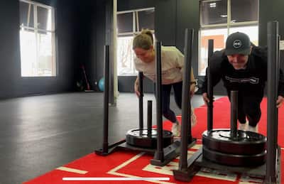 Um dos exercícios que são realizados em um curso HYROX no centro Blackburn Athletics de Boucherville