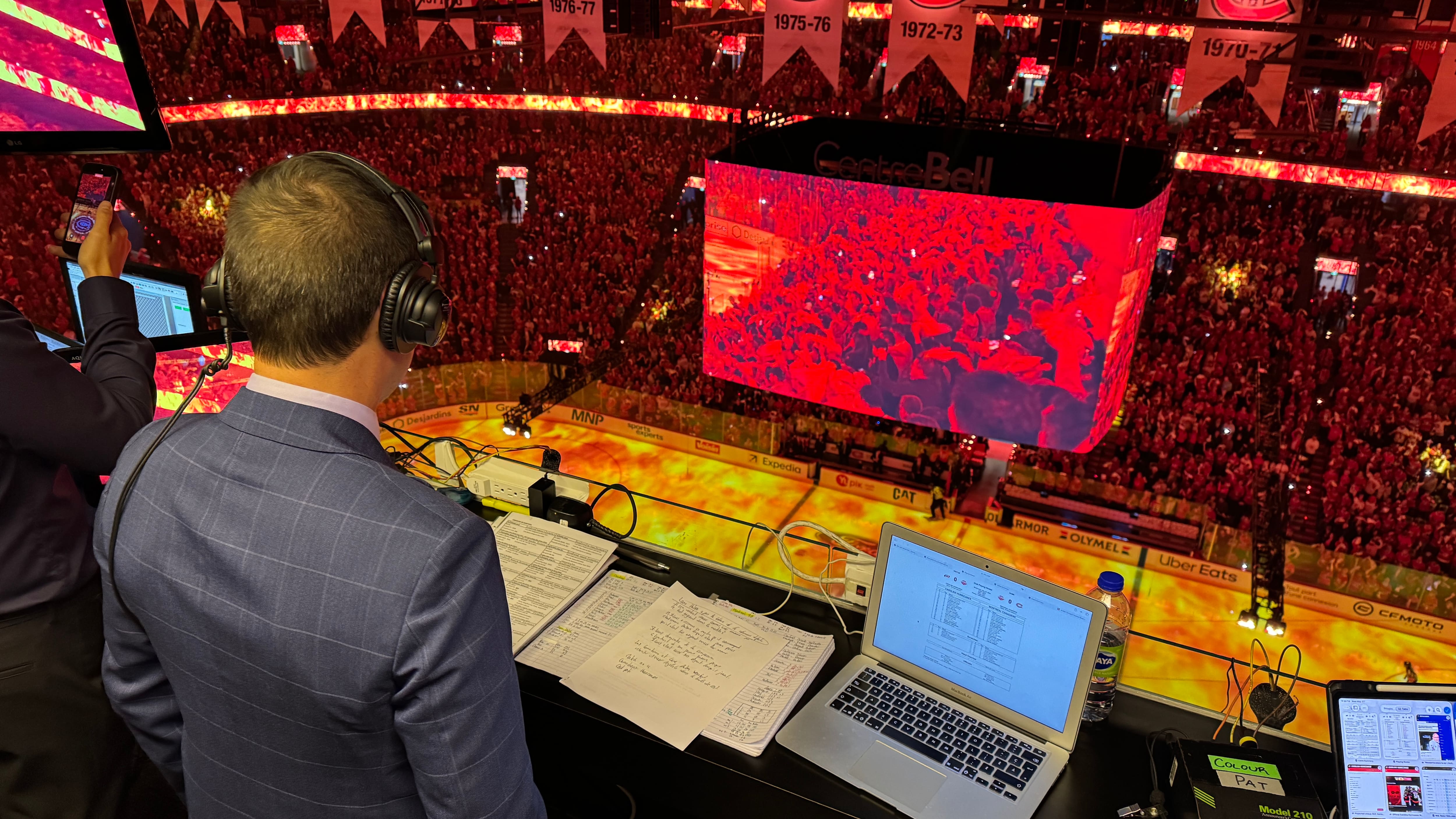 Félix Séguin a des pages et des pages de statistiques sur les joueurs devant lui lorsqu'il décrit les matchs.
