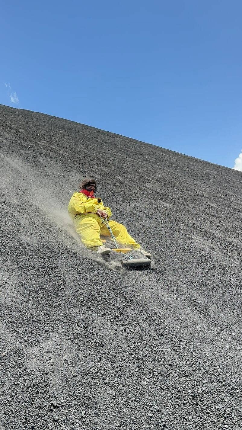 Faire de la luge sur un volcan actif au Nicaragua