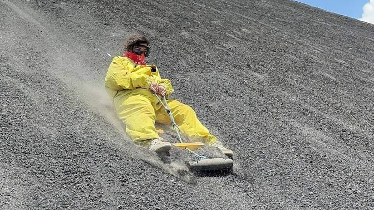 Faire de la luge sur un volcan actif au Nicaragua