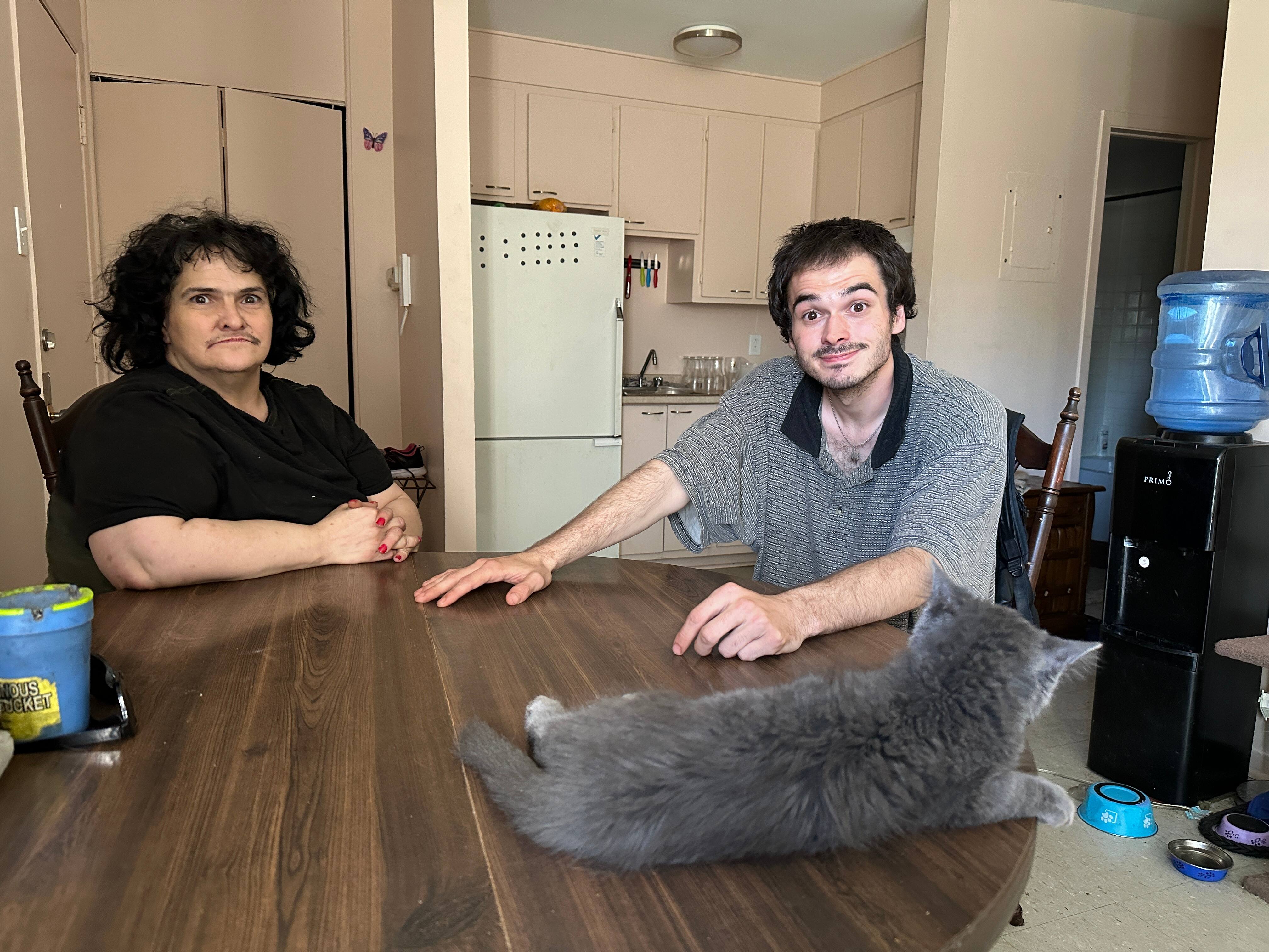 Il vit avec sa m&egrave;re apr&egrave;s l&rsquo;avoir accompagn&eacute;e dans la rue pendant 3 mois