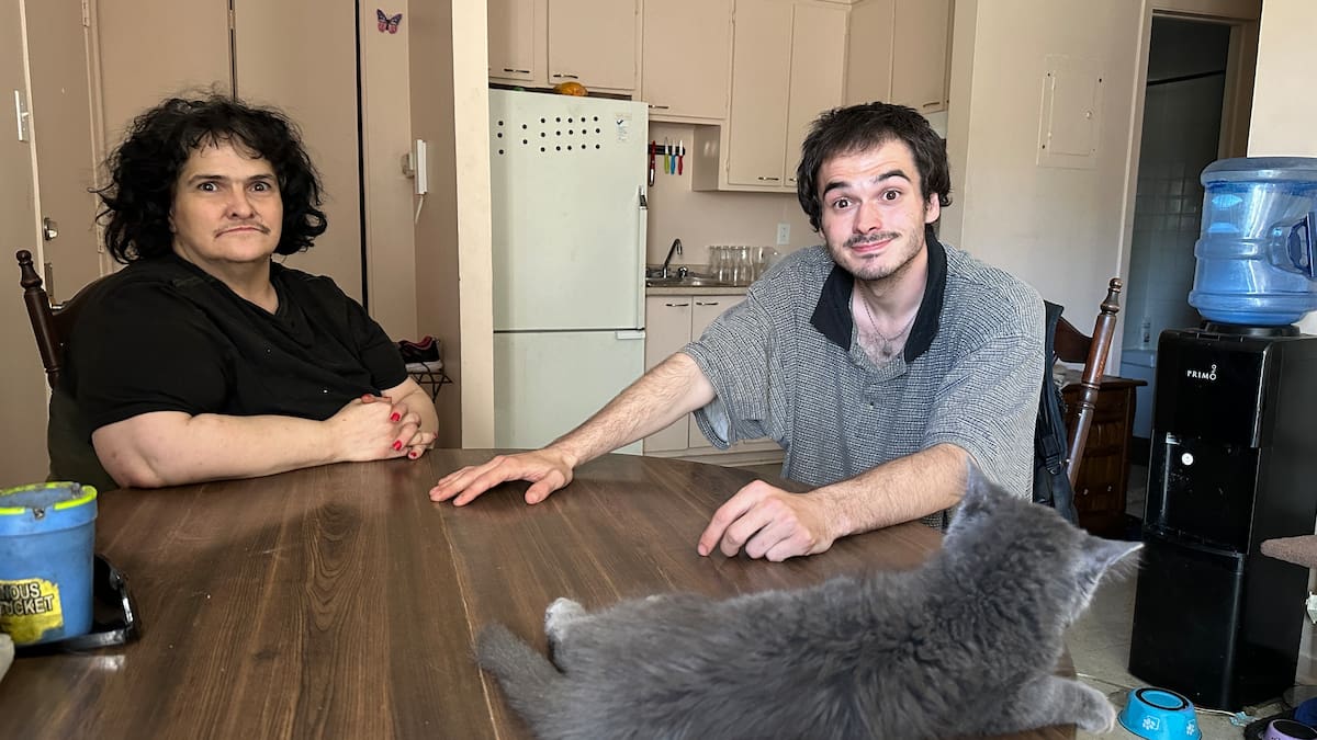 Il vit avec sa mère après l’avoir accompagnée dans la rue pendant 3 mois