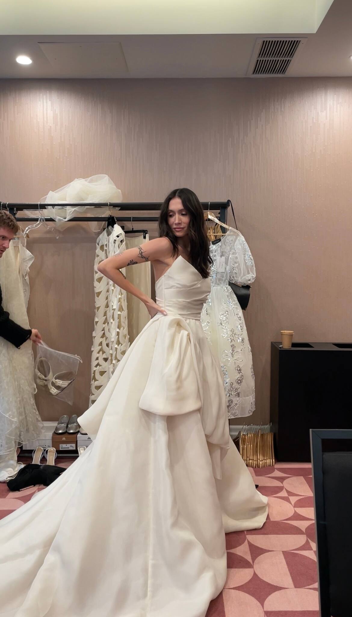 Lysandre Nadeau essaie 6 robes de mariée