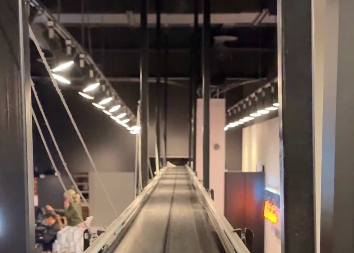 Le convoyeur de Bertrand le traiteur serpente au-dessus du magasin, suspendu par câbles sur une bonne partie de la longueur du commerce.