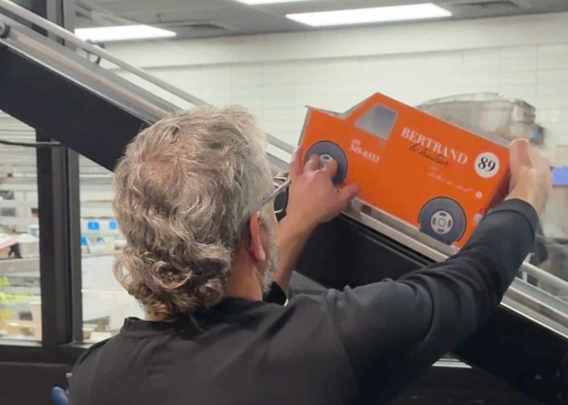Chez Bertrand le traiteur, les commandes voyagent en camion miniature