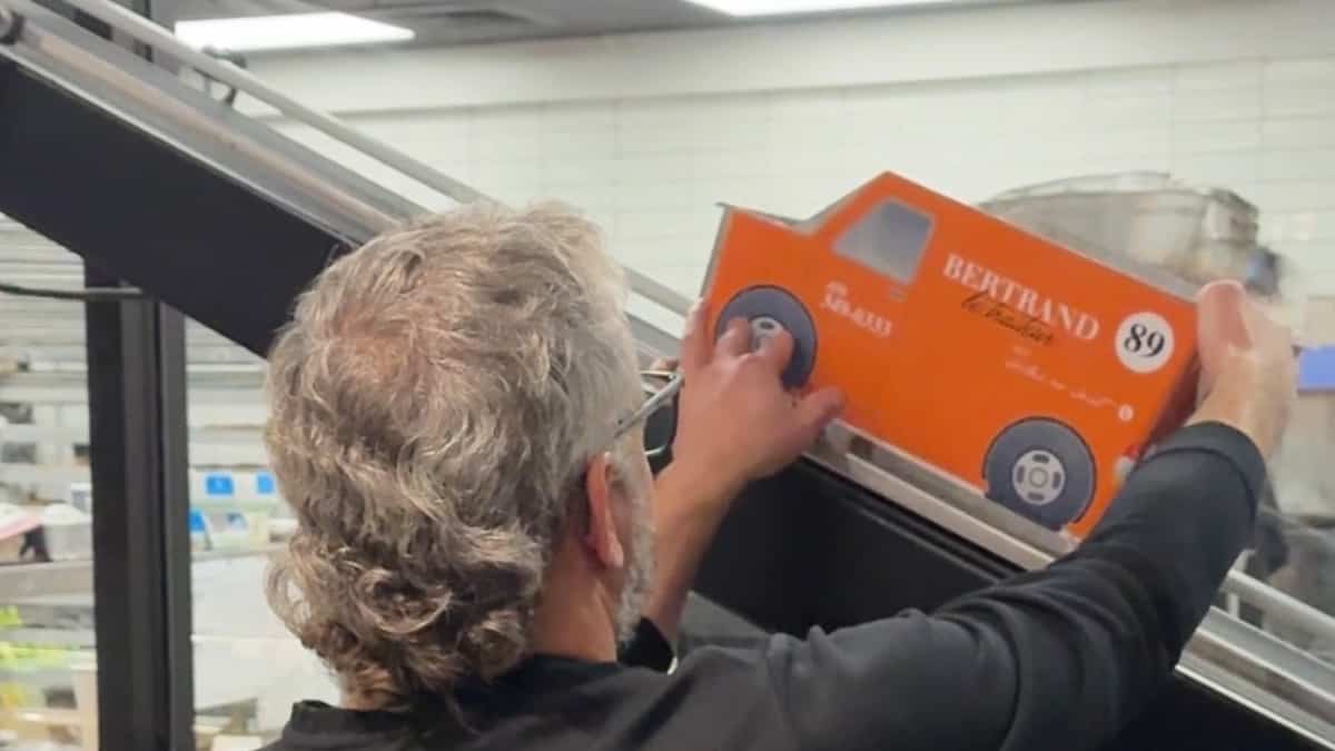 Chez Bertrand le traiteur, les commandes voyagent en camion miniature