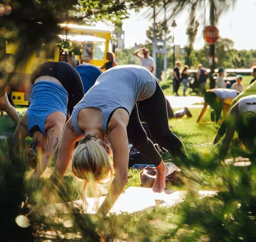 Ces studios de yoga offrent des cours en plein air