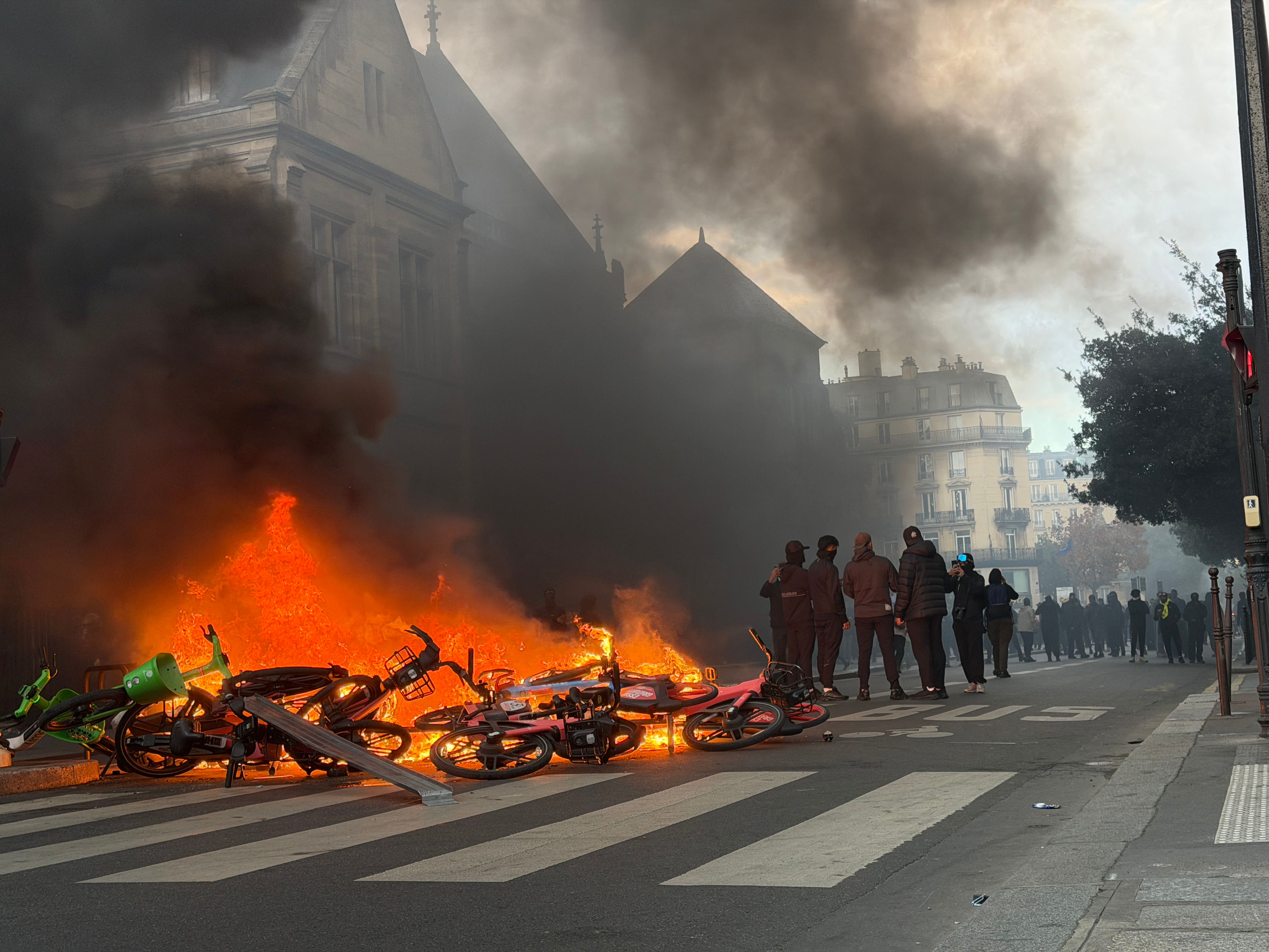 «J'avais jamais eu de gaz lacrymogène au visage»: un Québécois au cœur des émeutes à Paris