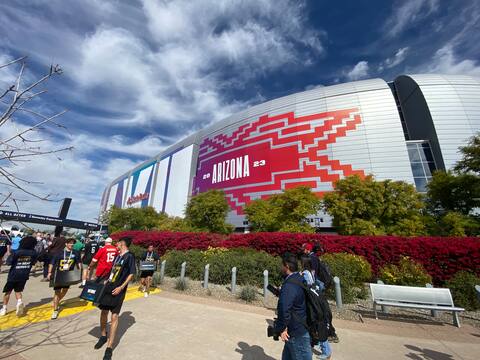 Slowly but surely, supporters of both teams are moving around the stadium. At a glance, it seems that those of the Eagles are more numerous. To be continued!