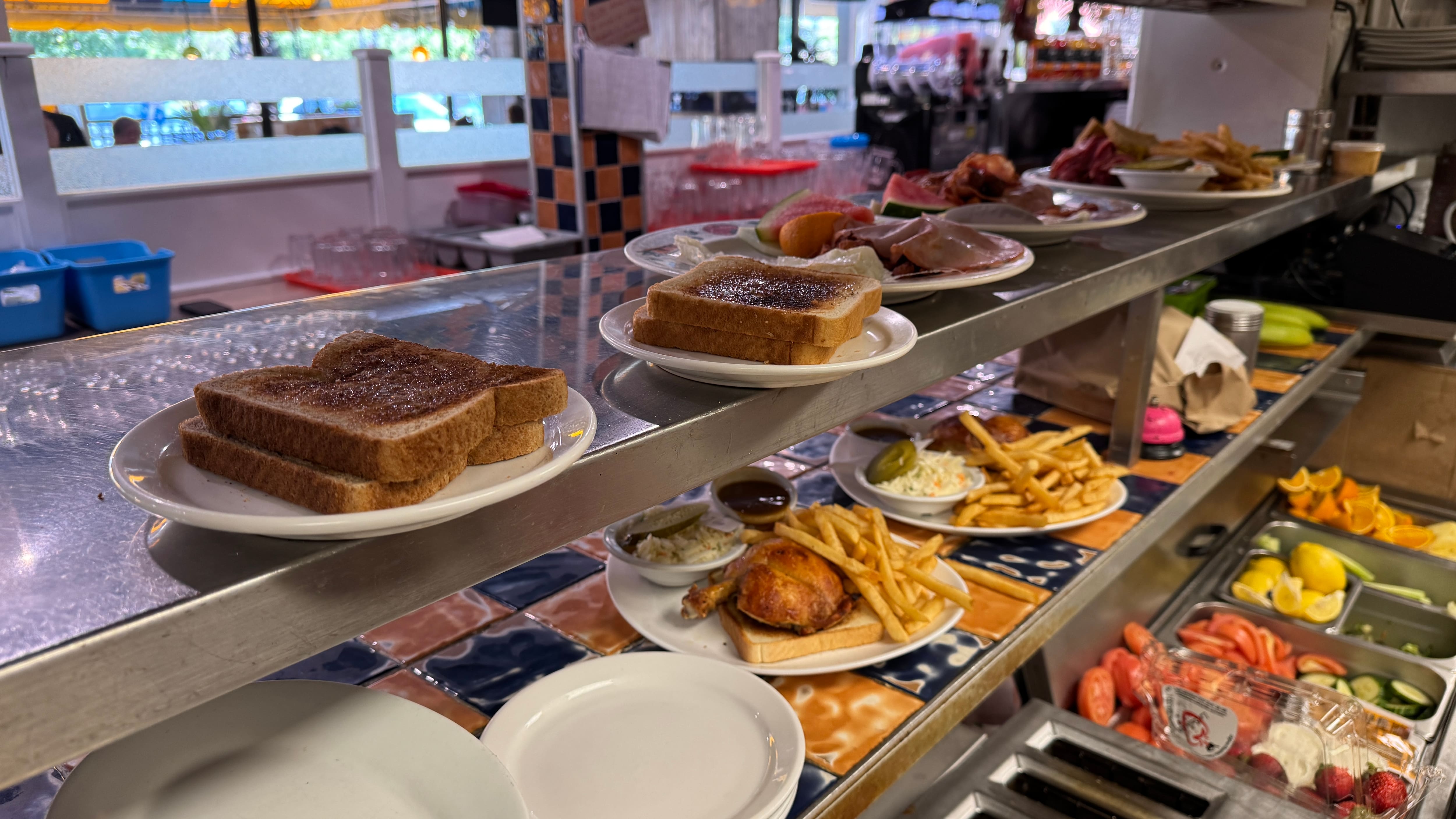 Des assiettes prêtes dans la cuisine du Miami Déli, à Montréal, le 29 juin 2026.