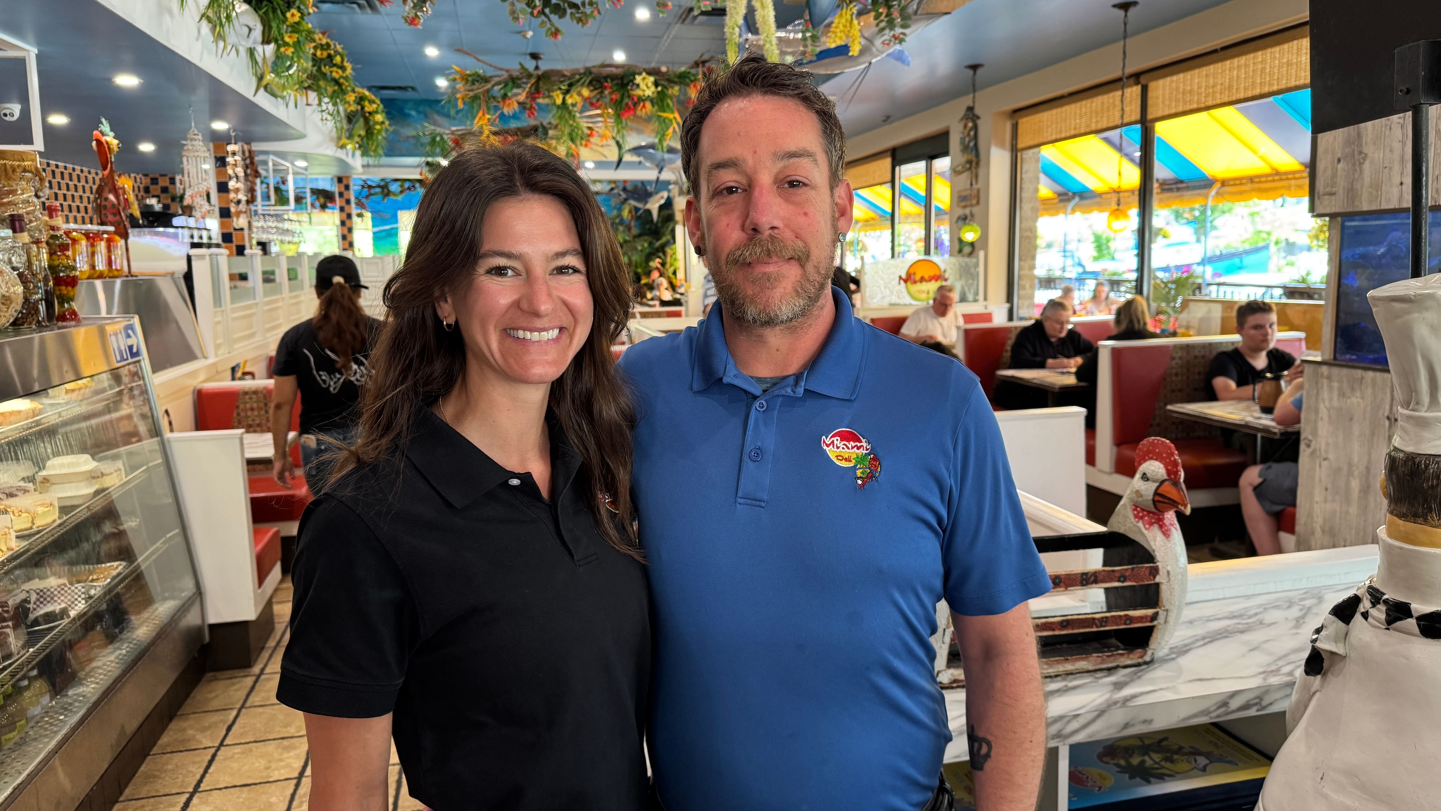 Camille Fournier et John Henrry au Miami Déli, à Montréal, le 29 juin 2026.