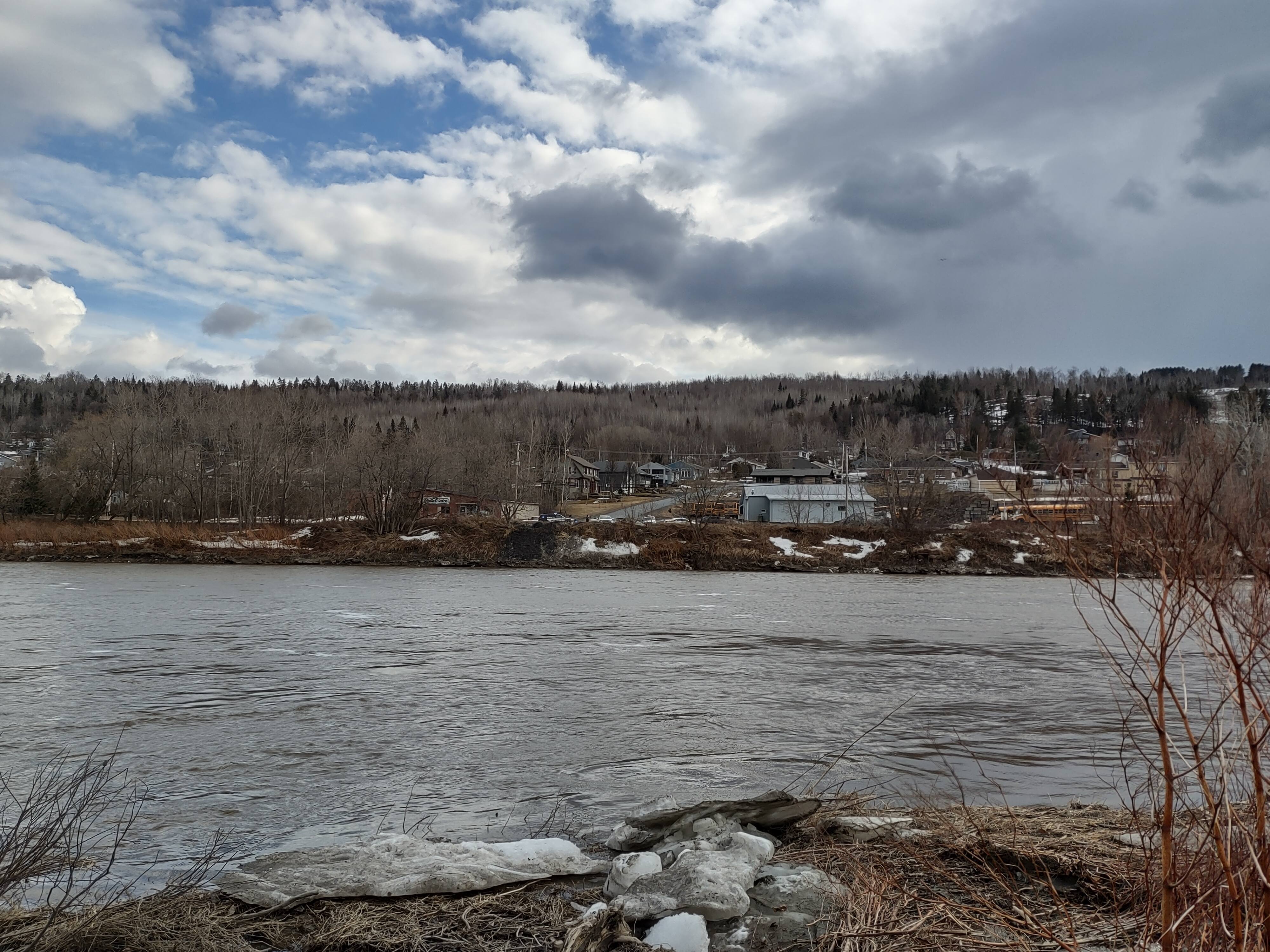 Un v&eacute;hicule aurait sombr&eacute; dans la rivi&egrave;re Chaudi&egrave;re &agrave; Beauceville