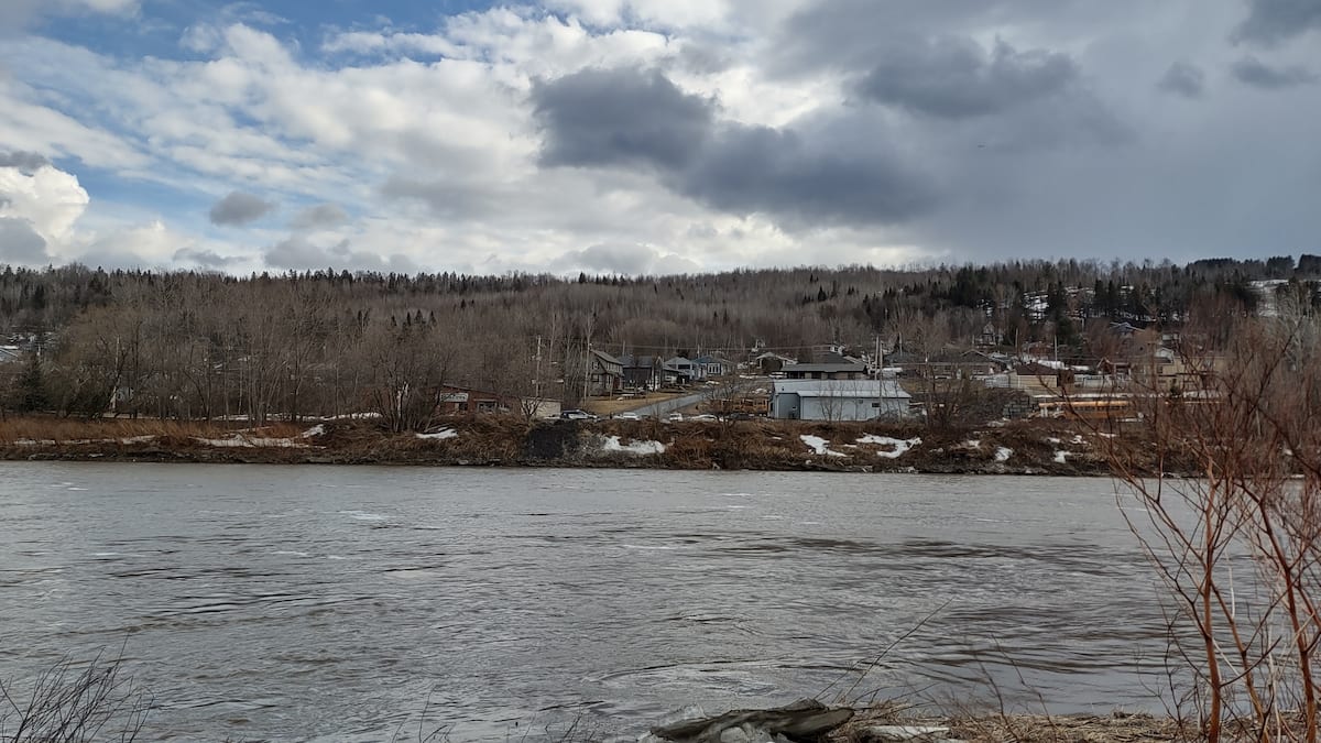 Un véhicule aurait sombré dans la rivière Chaudière à Beauceville
