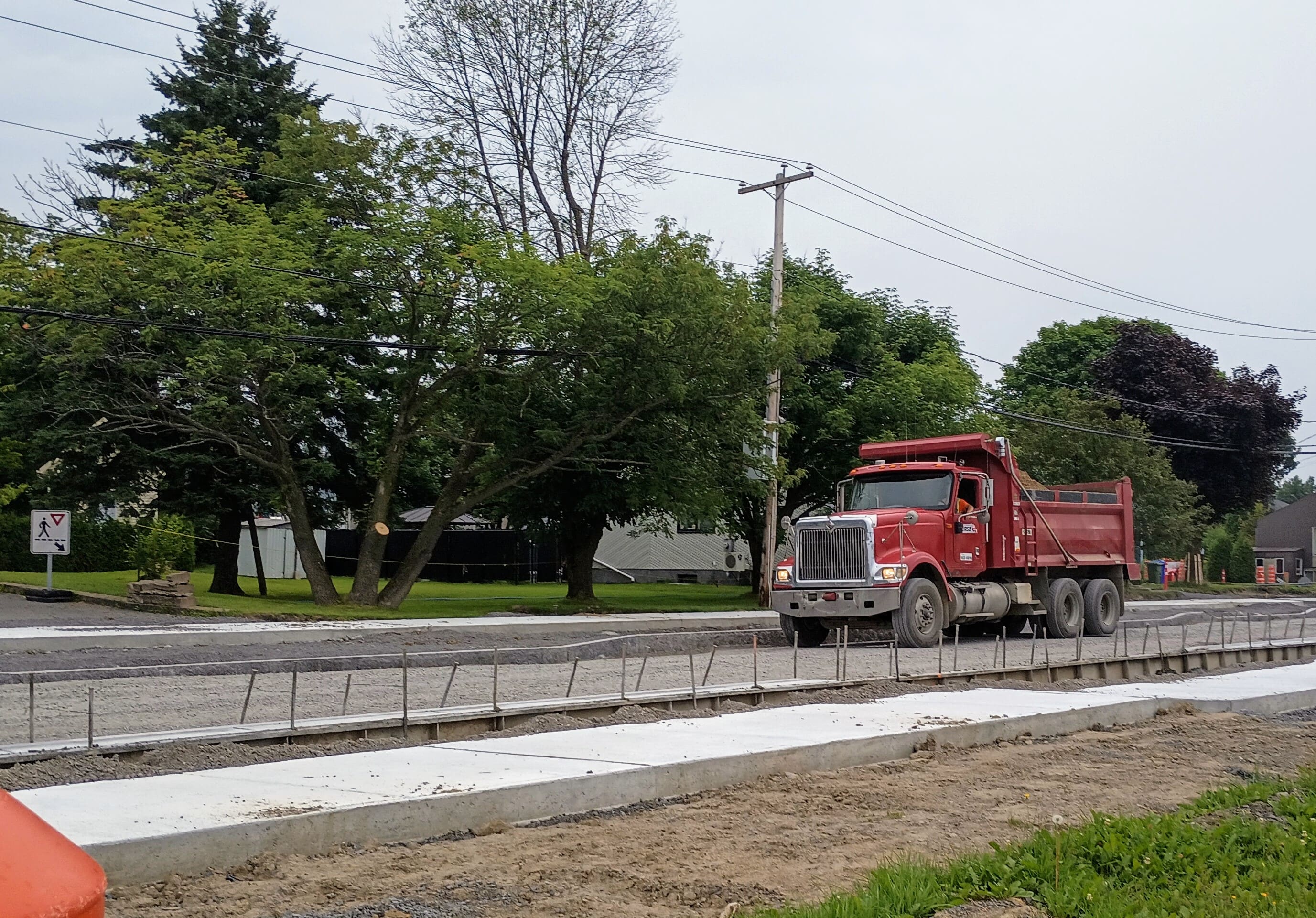 Des citoyens de Neuville sont exasp&eacute;r&eacute;s par le bruit d&rsquo;une centaine de camions lourds chaque jour