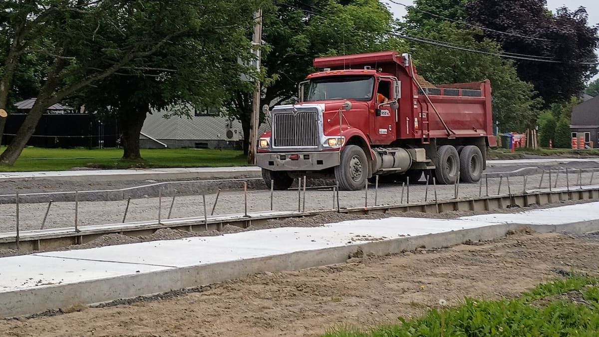 Des citoyens de Neuville sont exaspérés par le bruit d’une centaine de camions lourds chaque jour