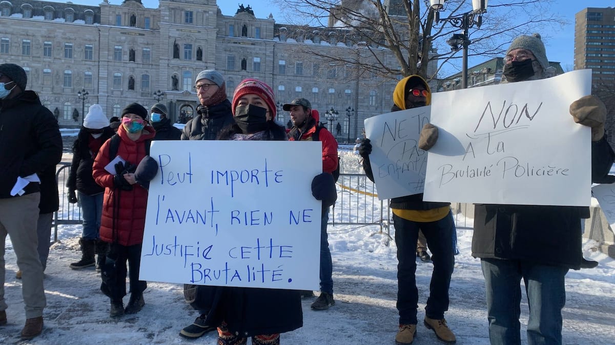 Une centaine de manifestants contre la brutalité policière à Québec