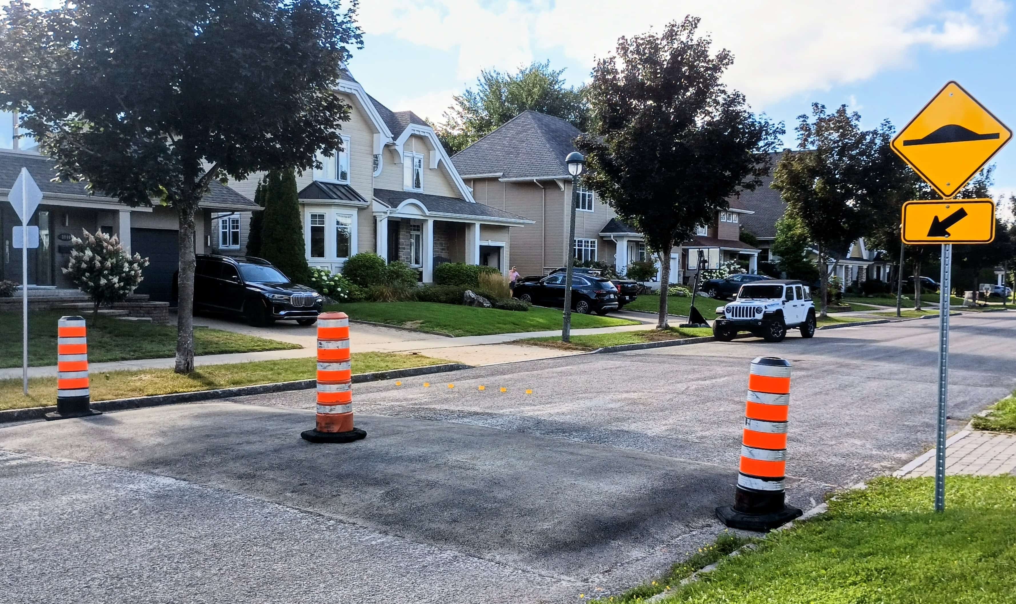 Neuf dos d’âne élargis sur une rue d’un kilomètre seulement
