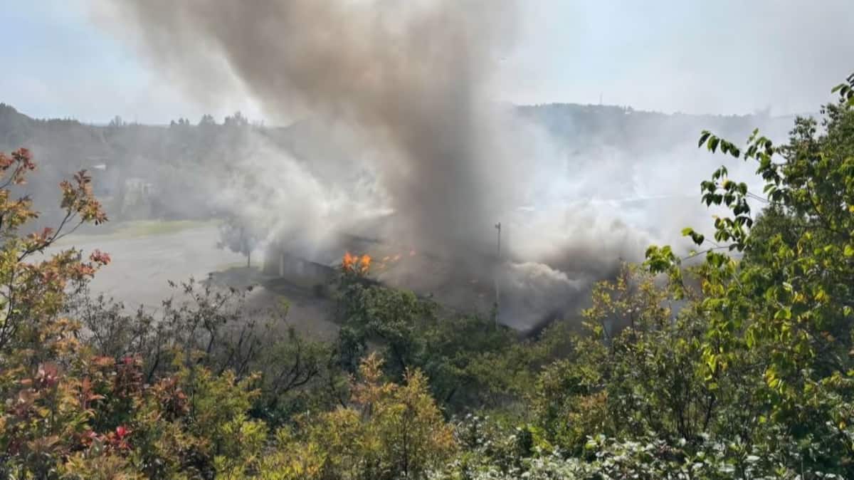 Gaspésie: l’aréna de Nouvelle est la proie des flammes
