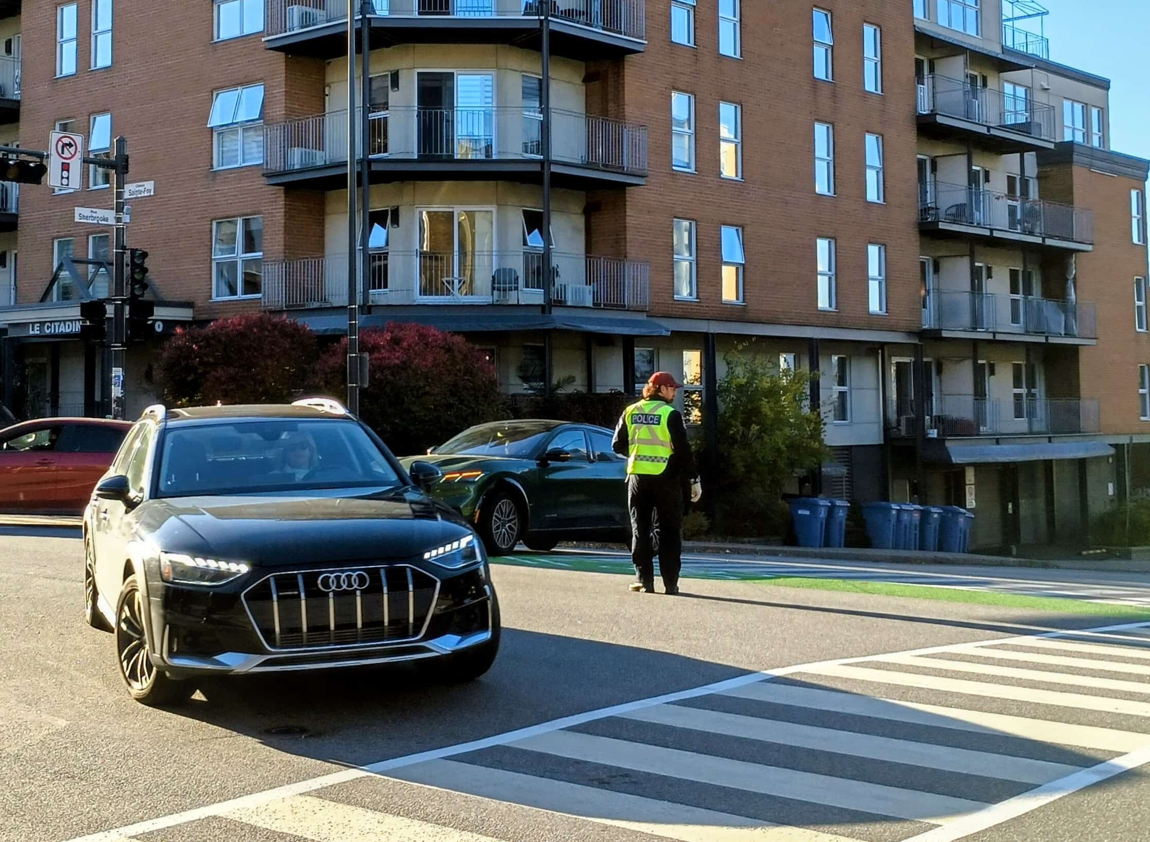 Les voies cyclables du chemin Sainte-Foy vont demeurer, mais pas les policiers