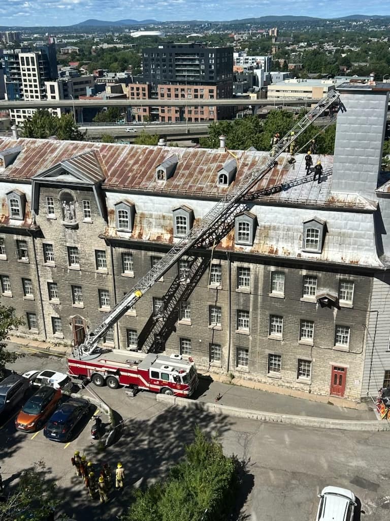 Un drame évité à la suite d’un sauvetage sur le toit d’un immeuble de Québec