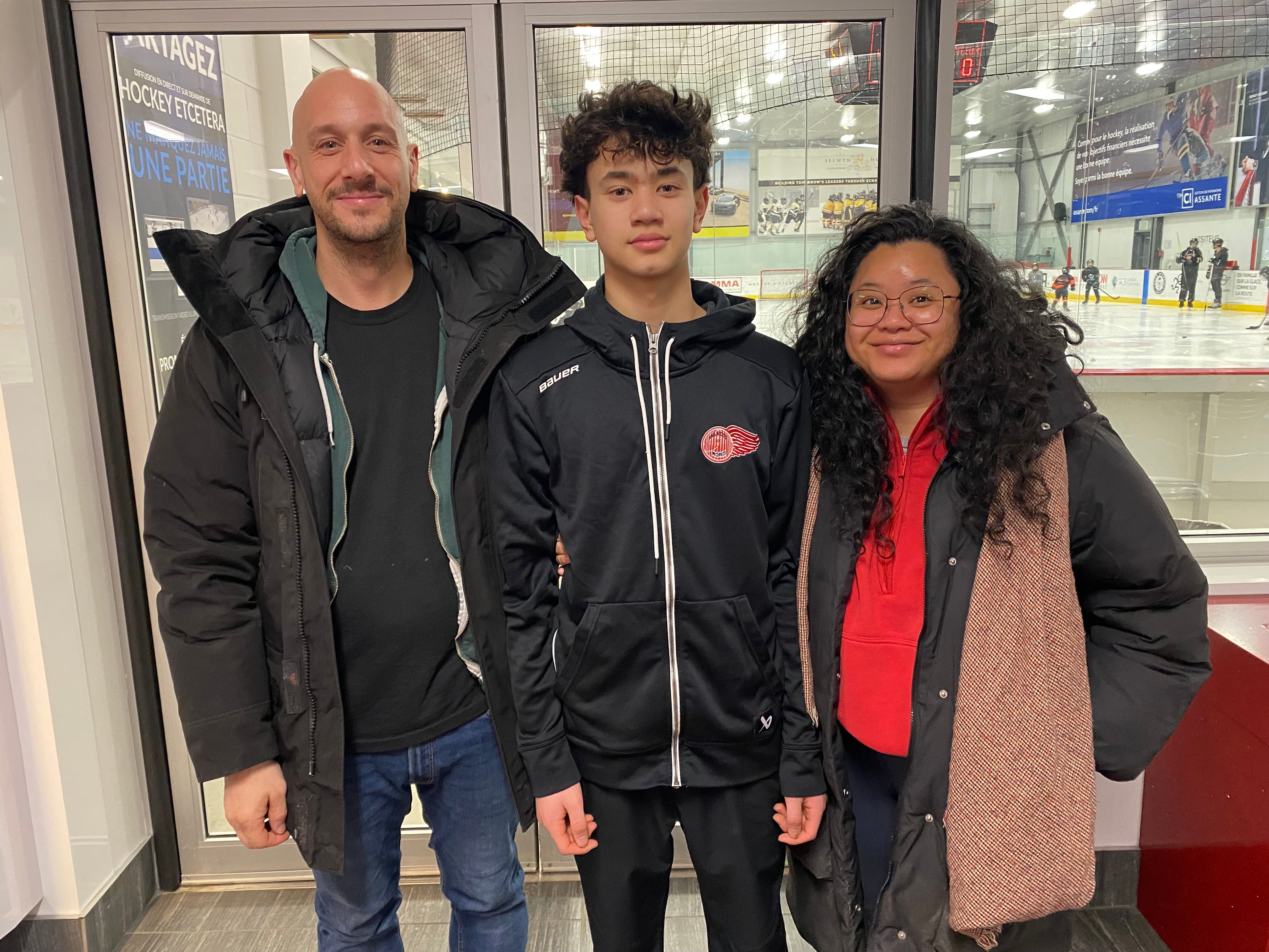 Liam Tep, comitiva de filho pai, Alexandre Rondeau, e de sua mãe, Alina Tep.