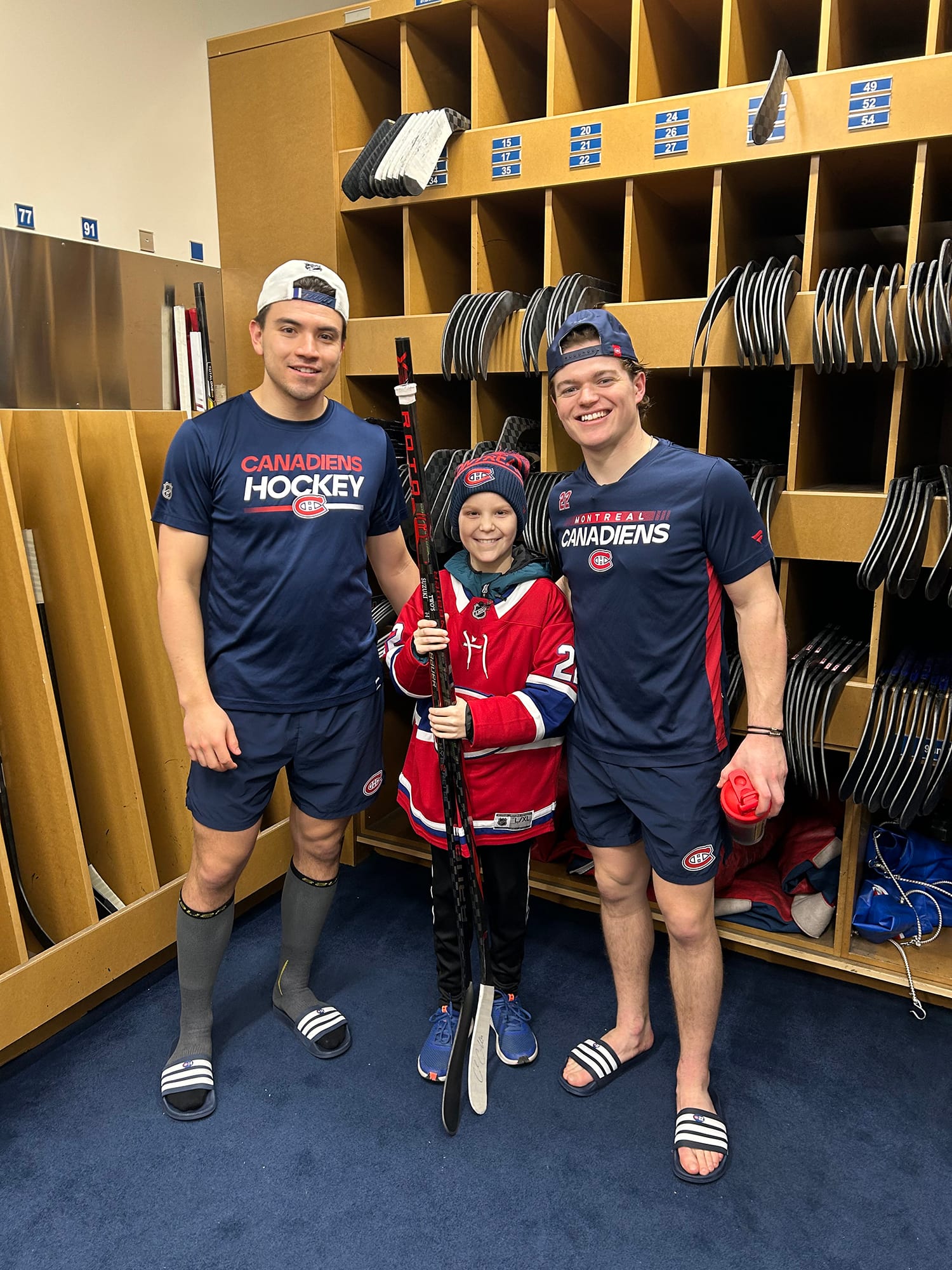 Cole Caufield r&eacute;alise le r&ecirc;ve de L&eacute;o