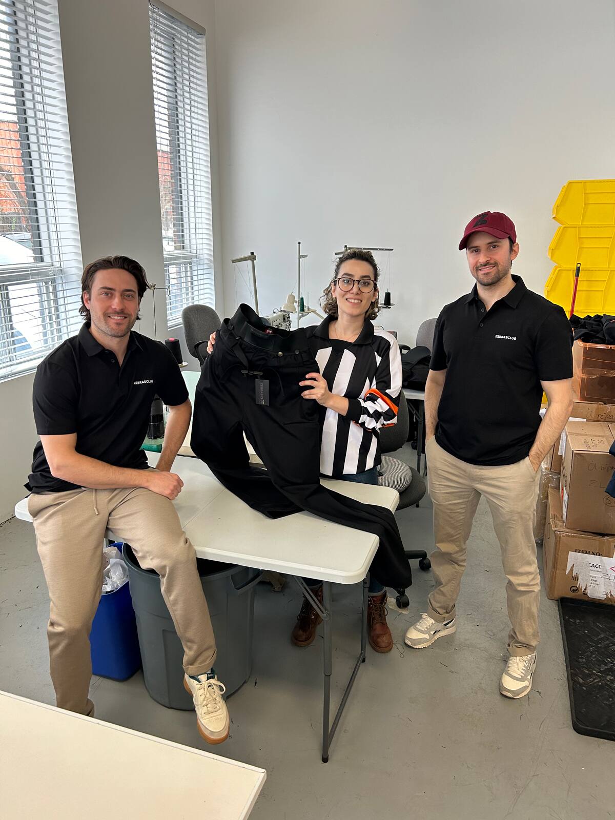 Des arbitres de la LNH habill&eacute;s par une PME qu&eacute;b&eacute;coise