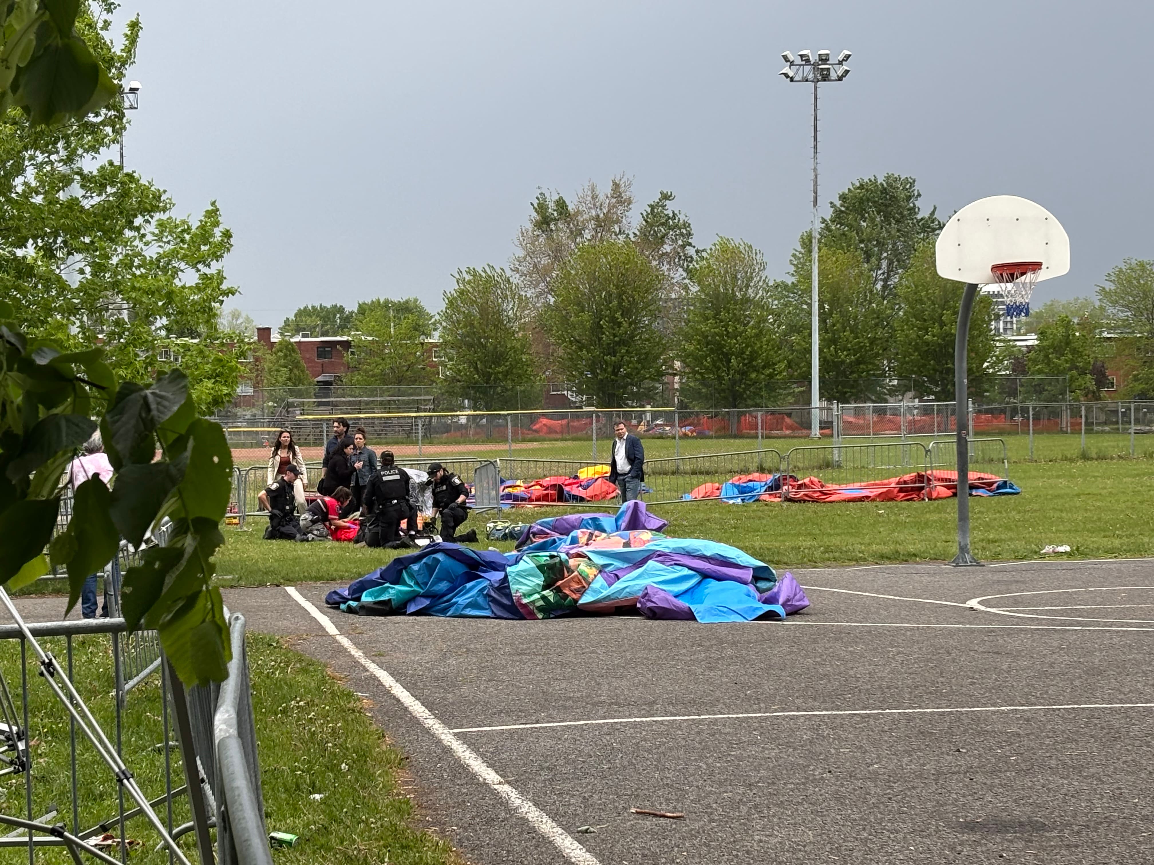 Jeu gonflable emporté par une rafale à Montréal: 11 blessés, dont une fillette de 3 ans qui lutte pour sa vie