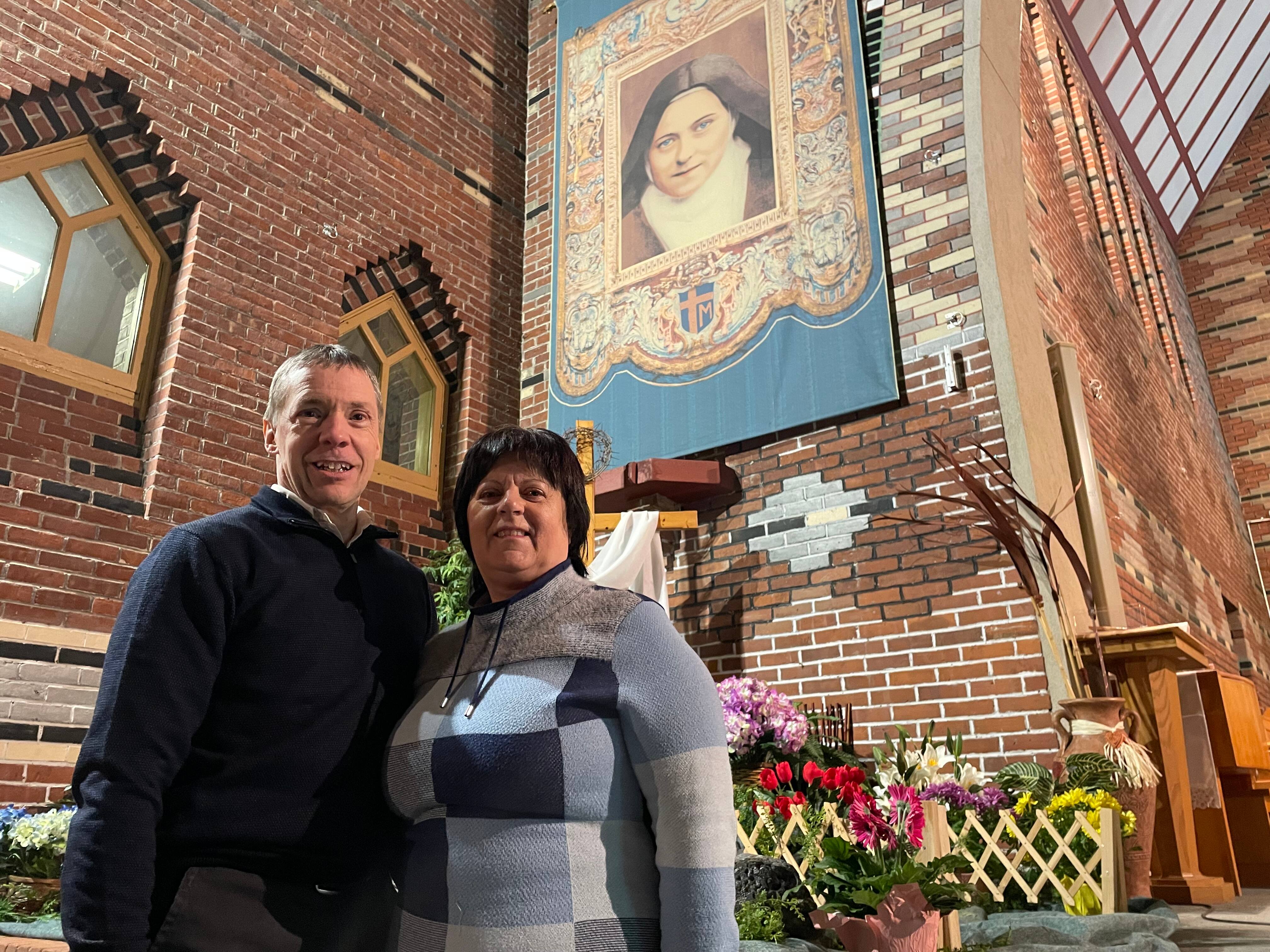 La tradición sigue viva incluso a las 4 de la madrugada: la recogida de agua en Semana Santa sigue atrayendo a multitudes