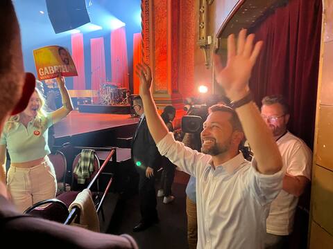 Solidarity co-representative Gabrielle Nadeau-Dubois at the biggest rally of her party's activists so far in Sherbrooke. Laugh Collective and Fanny Bloom