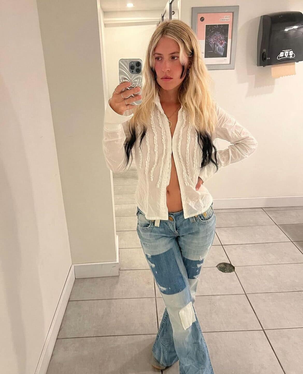 Claudia Bouvette surprend dans un look vintage