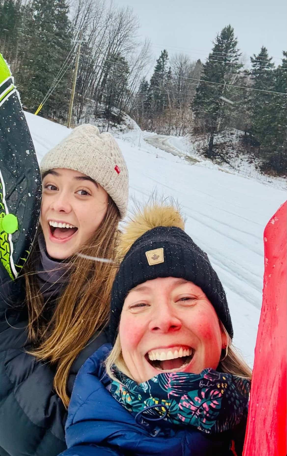 Ève-Marie et sa fille profitent de l'hiver