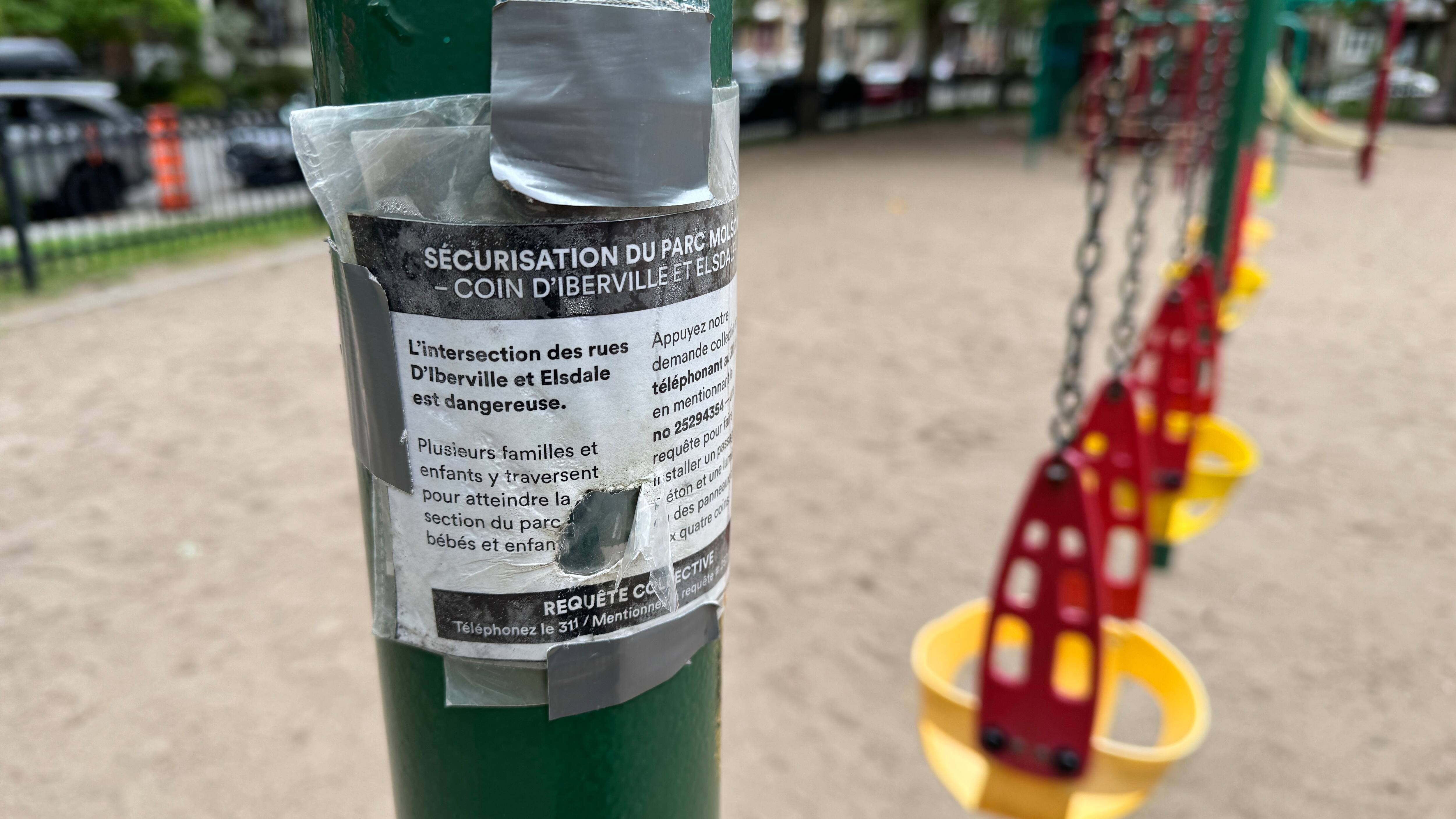 Un papier écrit par une mère pour sensibiliser les parents dans le parc Molson, à Montréal, le 15 septembre 2026.