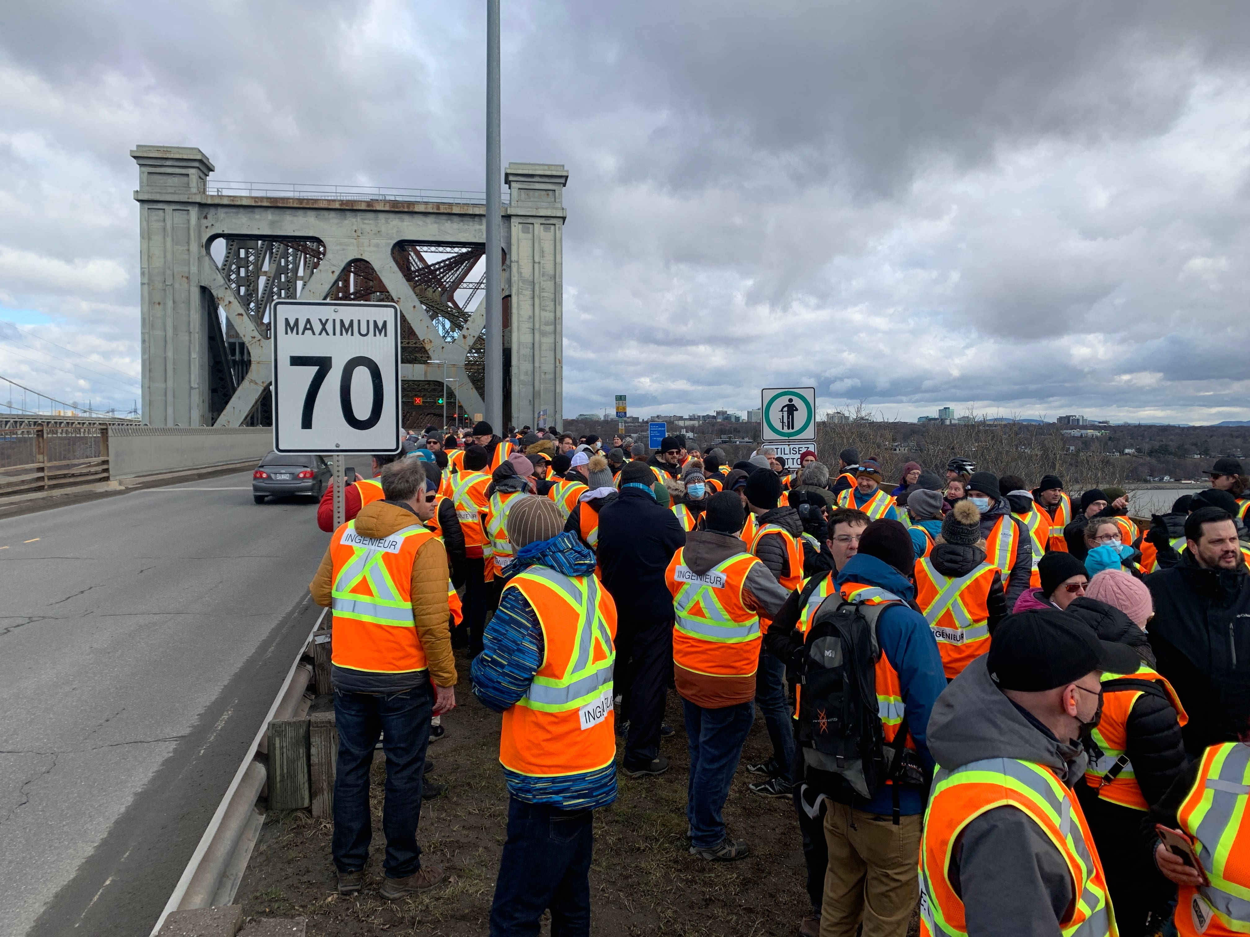 Gr&egrave;ve des ing&eacute;nieurs du gouvernement: plus de 700 personnes prennent d&rsquo;assaut le pont de Qu&eacute;bec