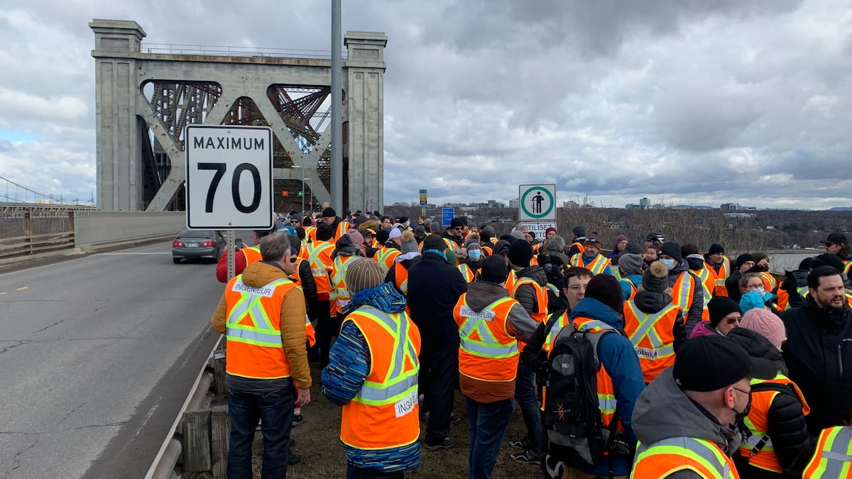 Grève des ingénieurs du gouvernement: plus de 700 personnes prennent d’assaut le pont de Québec