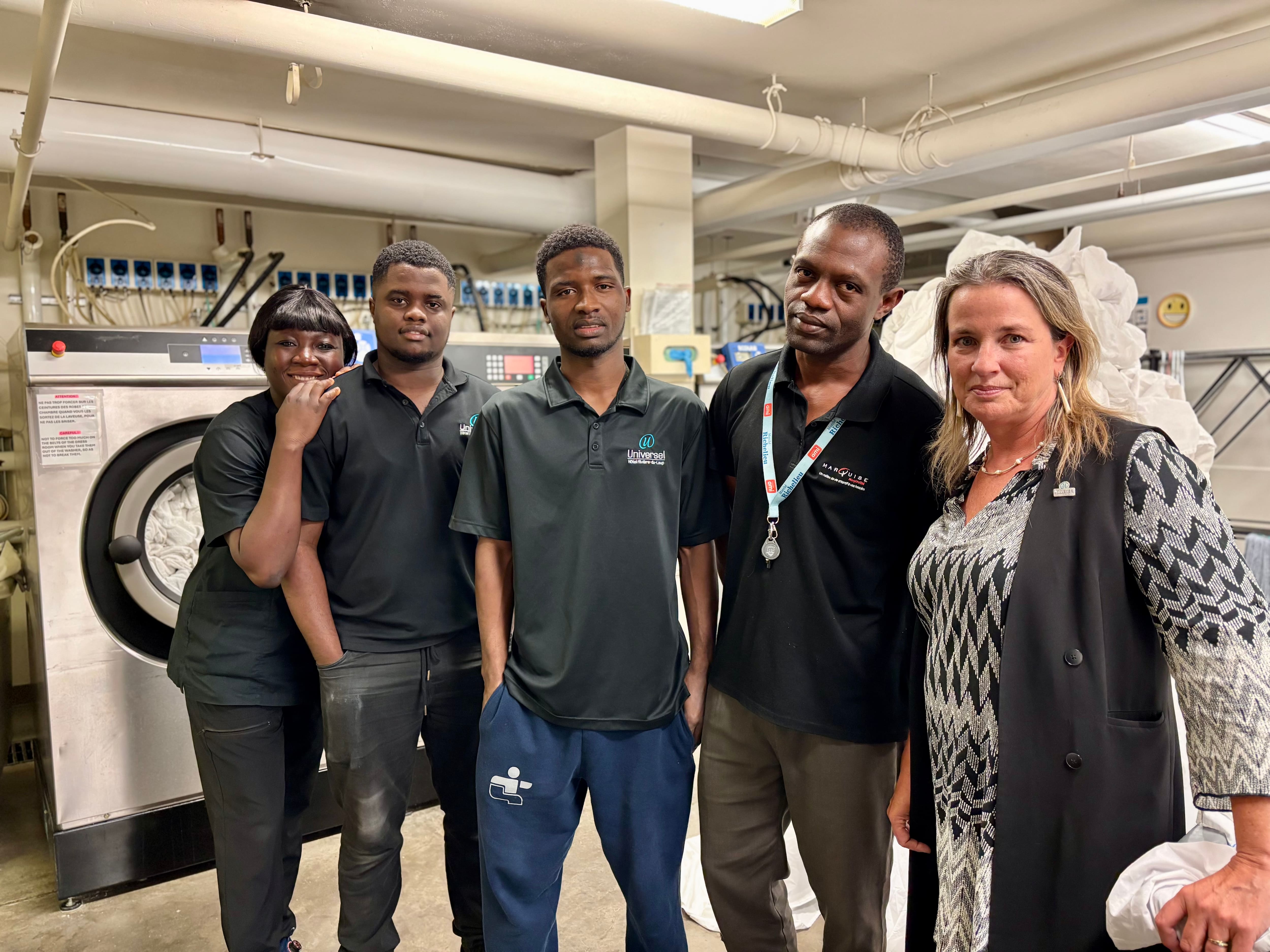 D&eacute;part de travailleurs &eacute;trangers temporaires d'un h&ocirc;tel &agrave; Rivi&egrave;re-du-Loup: &laquo;On pleure avec nos employ&eacute;s&raquo;