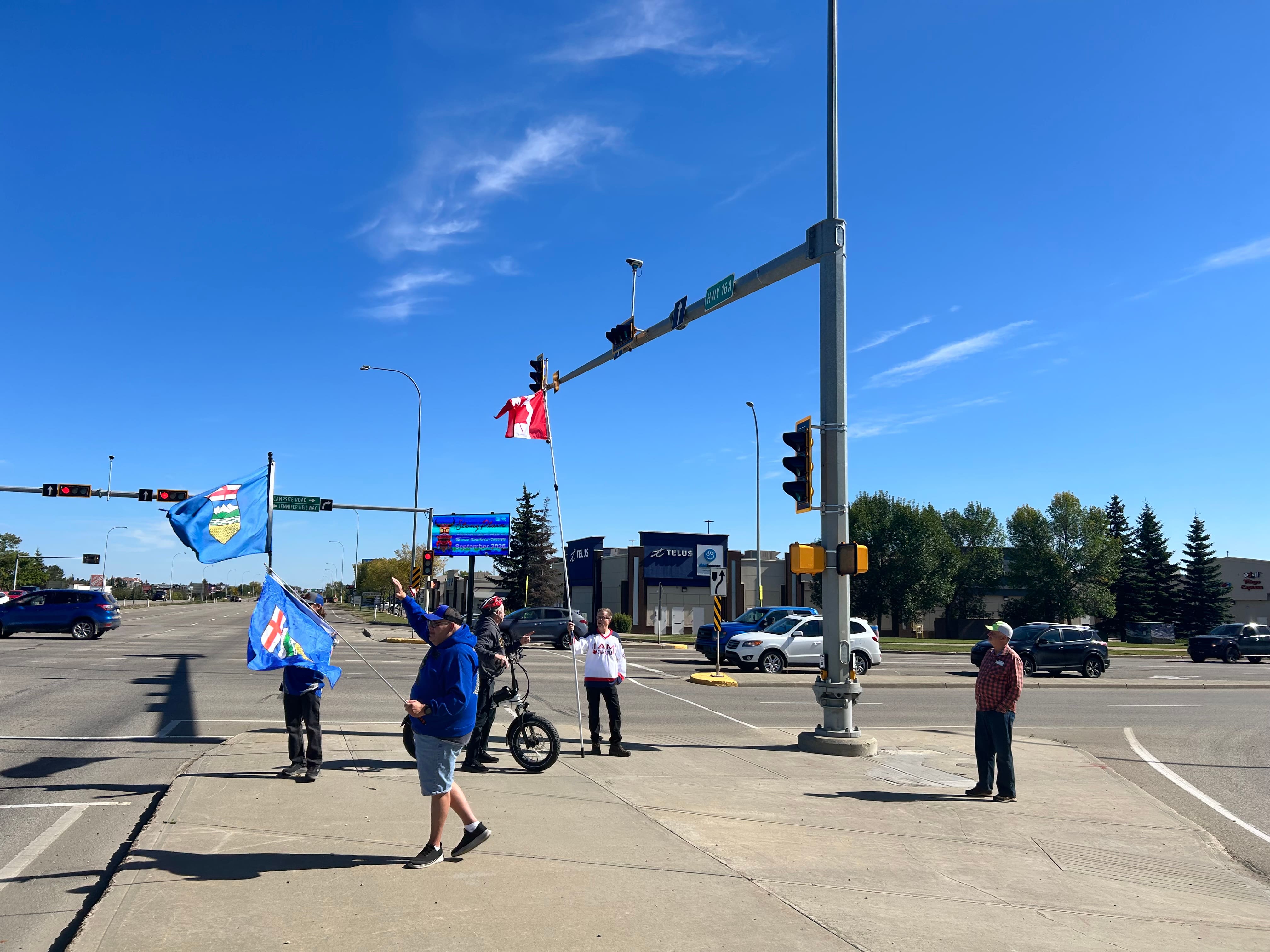 Seul avec son drapeau canadien, il tient tête aux indépendantistes
