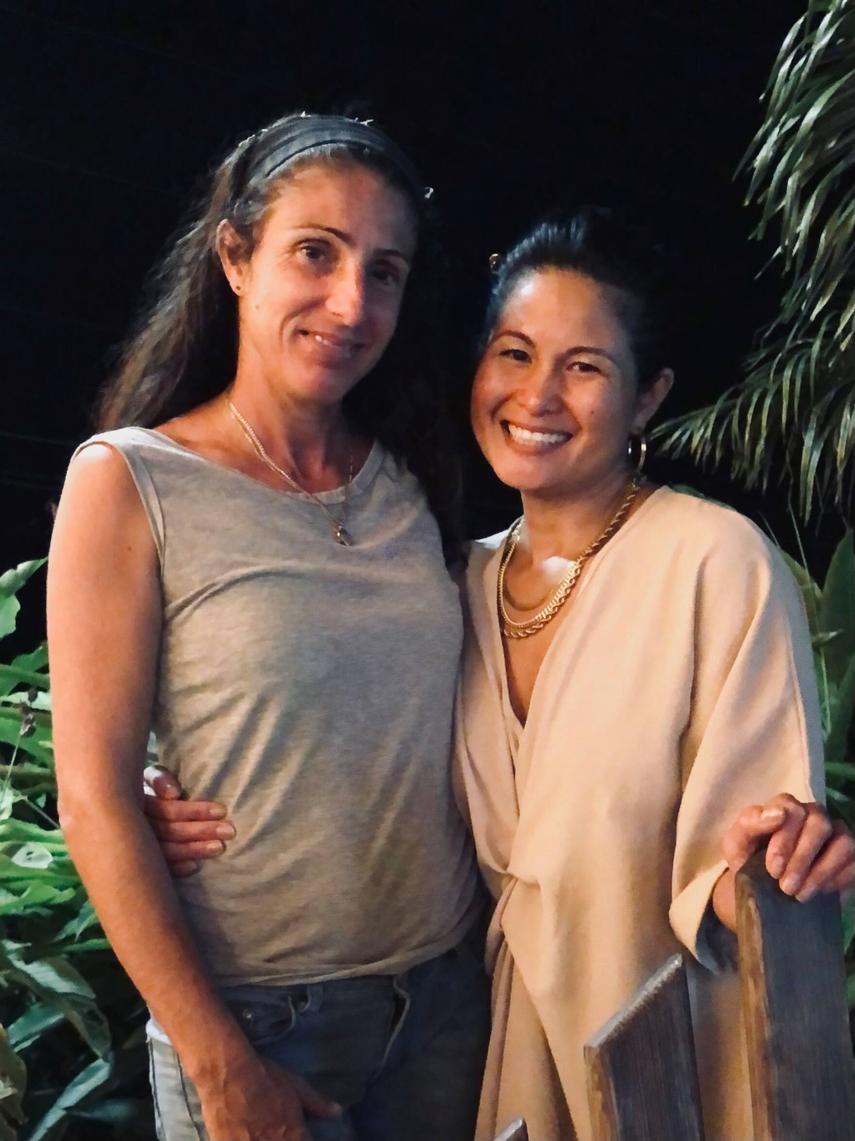 A quebequense Marie Imbeault (à esquerda) mora na Jamaica há 14 anos. Ele perdeu o telhado de sua casa em Montego Bay durante o furacão Melissa. Sua amiga Lisa Sim, de Montreal, iniciou uma campanha de crowdfunding GoFundMe para ajudá-la.