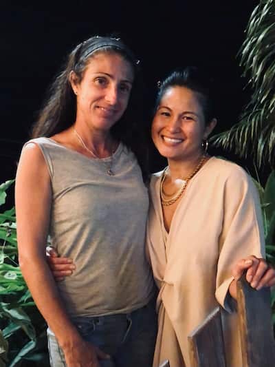 A quebequense Marie Imbeault (à esquerda) mora na Jamaica há 14 anos. Ele perdeu o telhado de sua casa em Montego Bay durante o furacão Melissa. Sua amiga Lisa Sim, de Montreal, iniciou uma campanha de crowdfunding GoFundMe para ajudá-la.