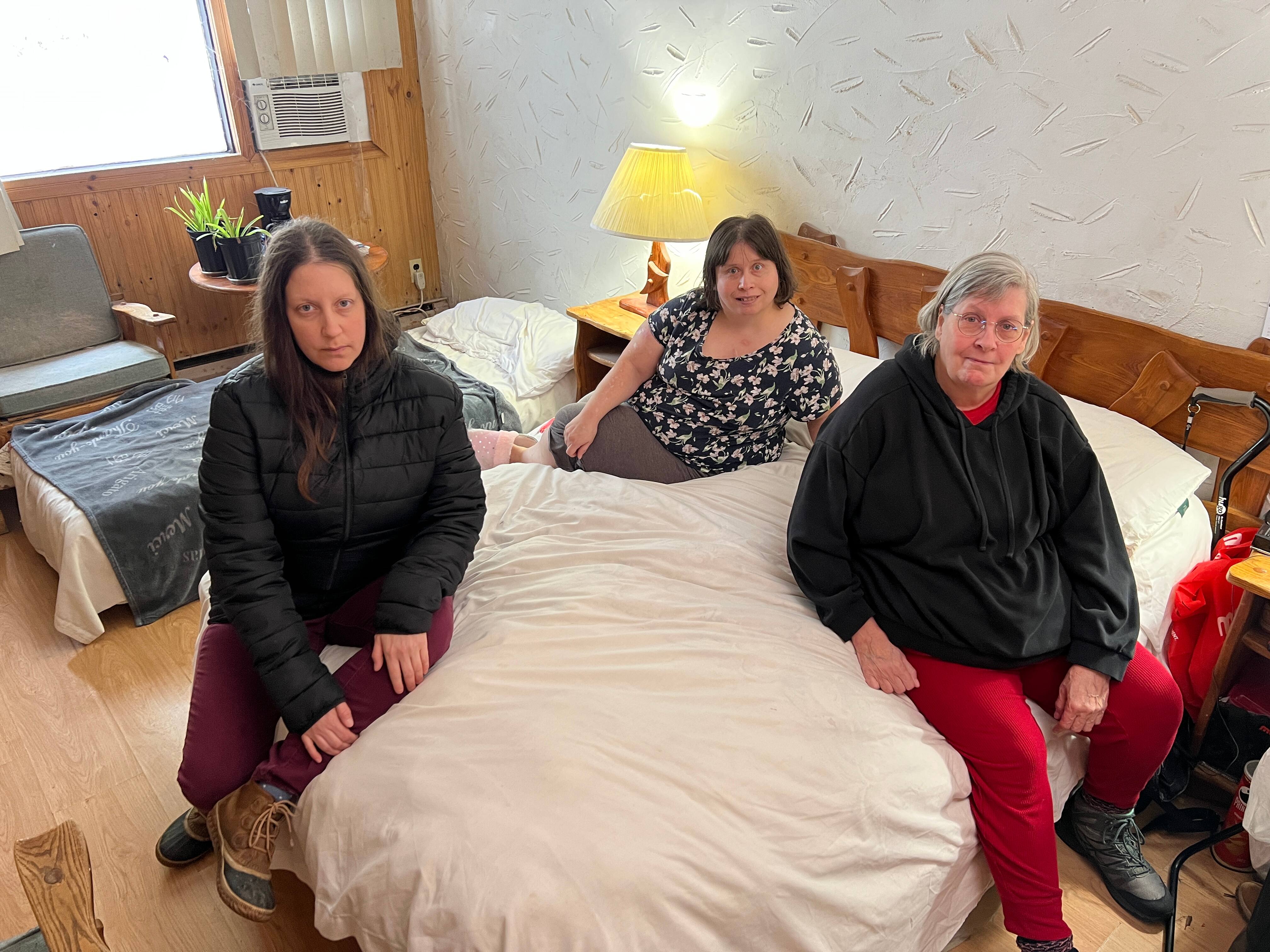 Forc&eacute;es de vivre &agrave; trois dans une chambre de motel: &laquo;on prend plus soin des animaux que de nous&raquo;