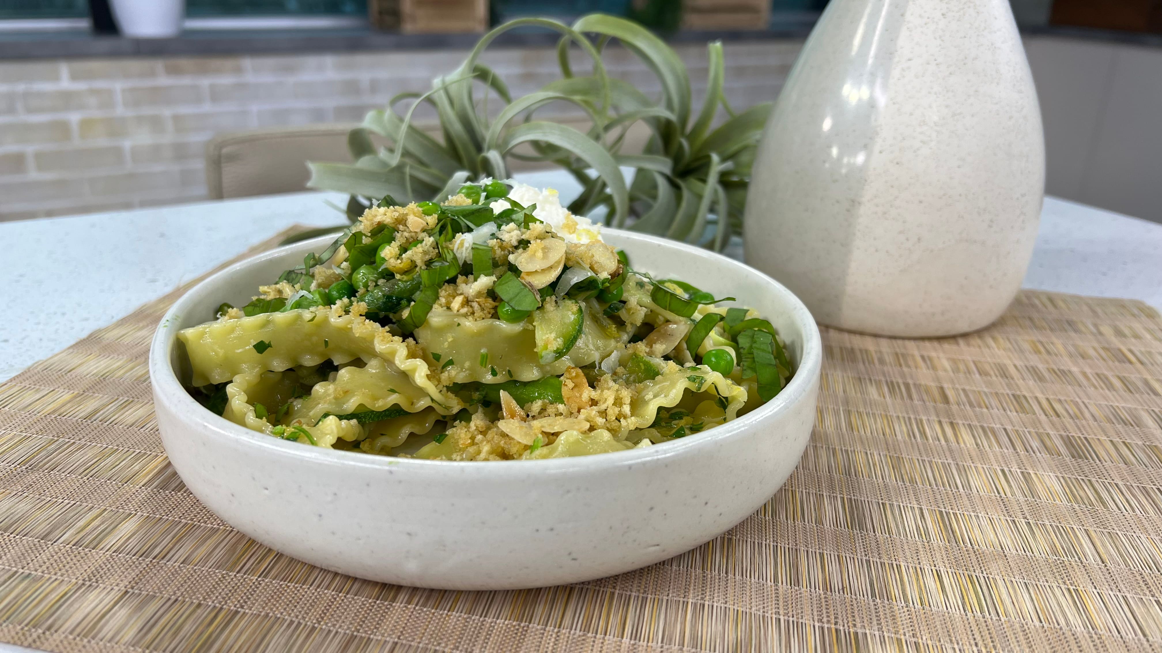 Mafaldines primavera avec crumble à l’ail