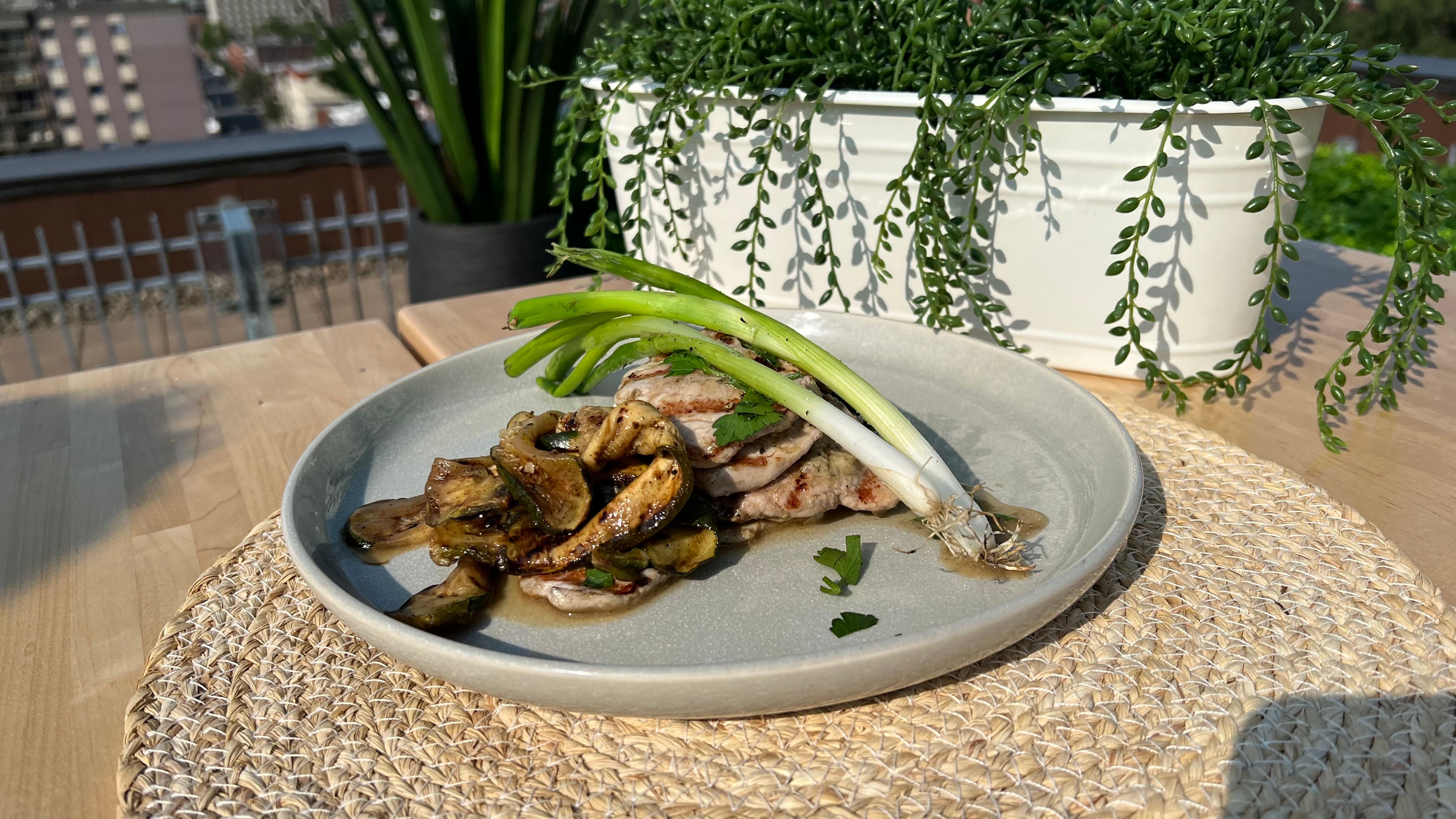 Paillardes de porc, sauce froide façon charcutière