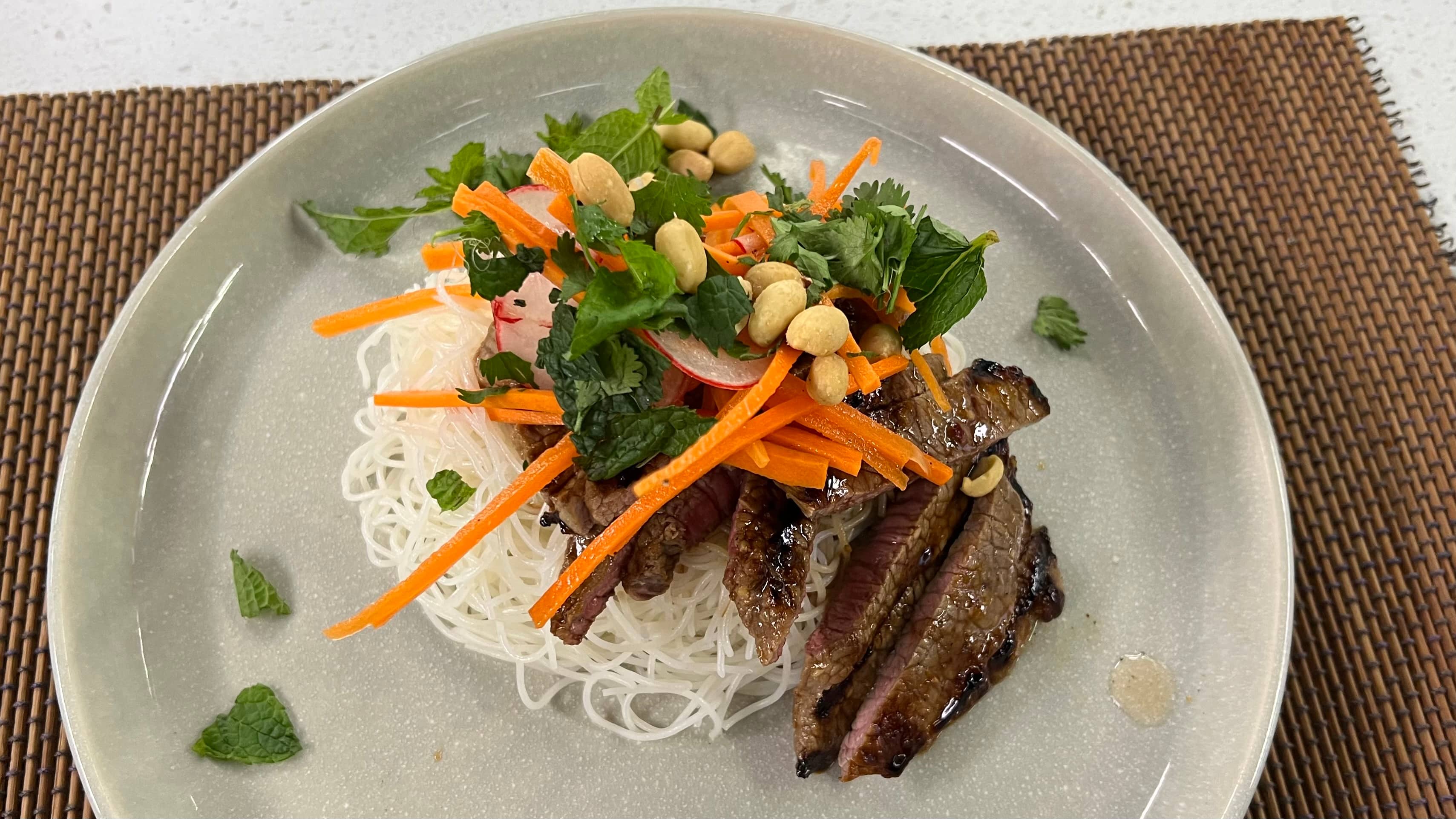 BŒUF GRILLÉ À LA VIETNAMIENNE