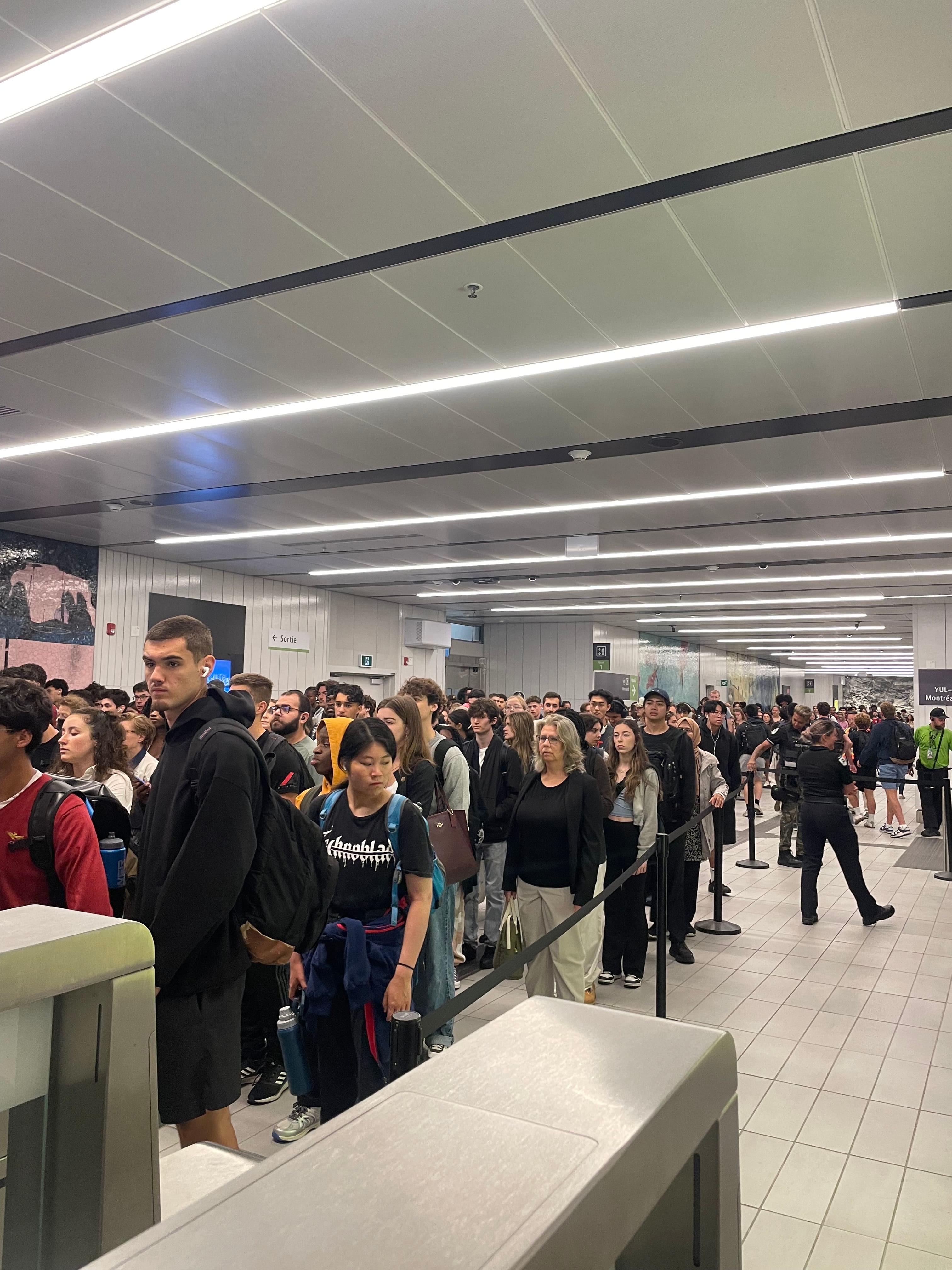 C'est le bordel à la station Édouard-Montpetit du Réseau express métropolitain (REM), où les cinq ascenseurs ne suffisent pas à la demande.
