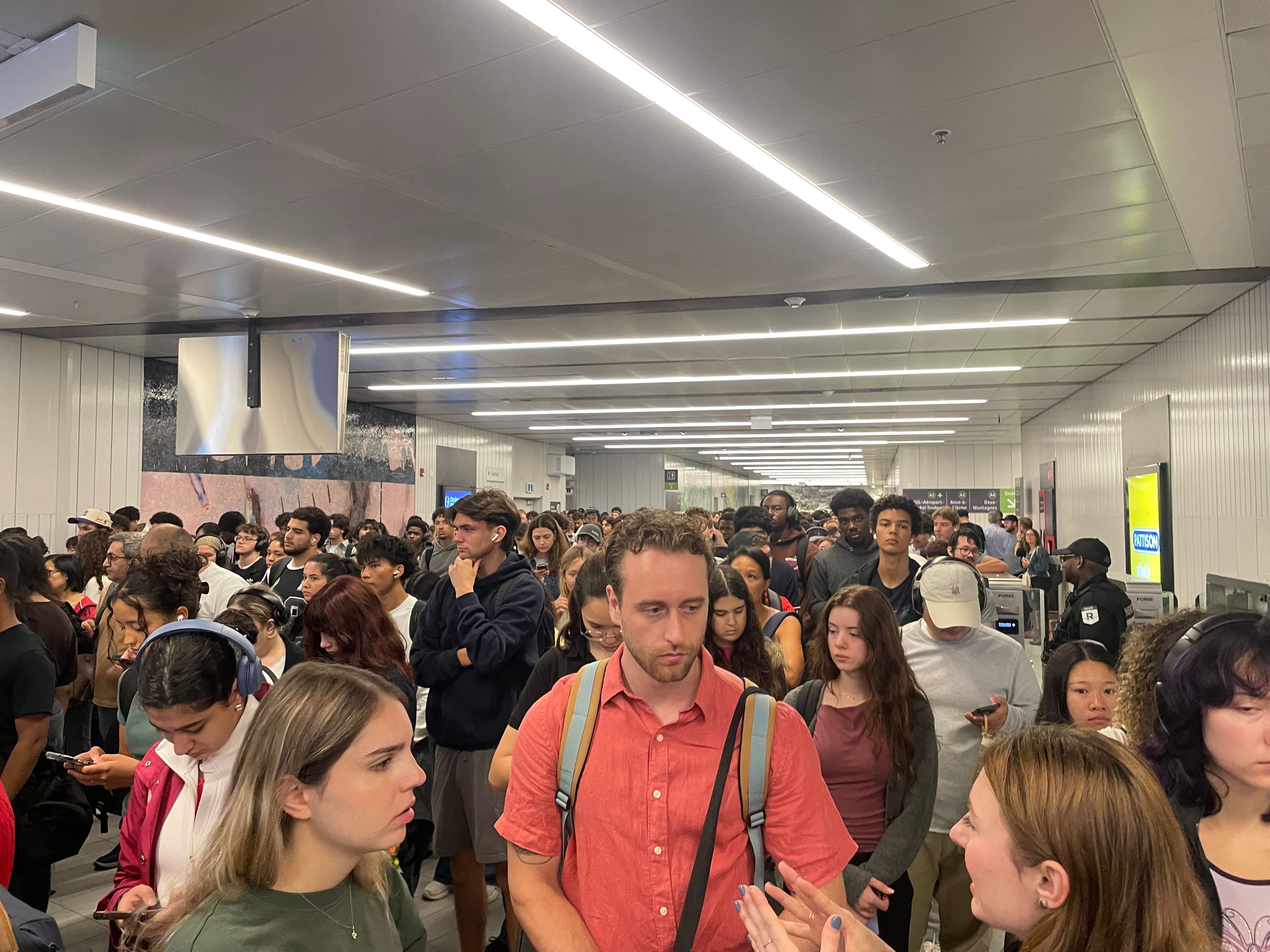 EN IMAGES | «C’est catastrophique»: l’achalandage pour les ascenseurs cause le bordel à la station Édouard-Montpetit du REM